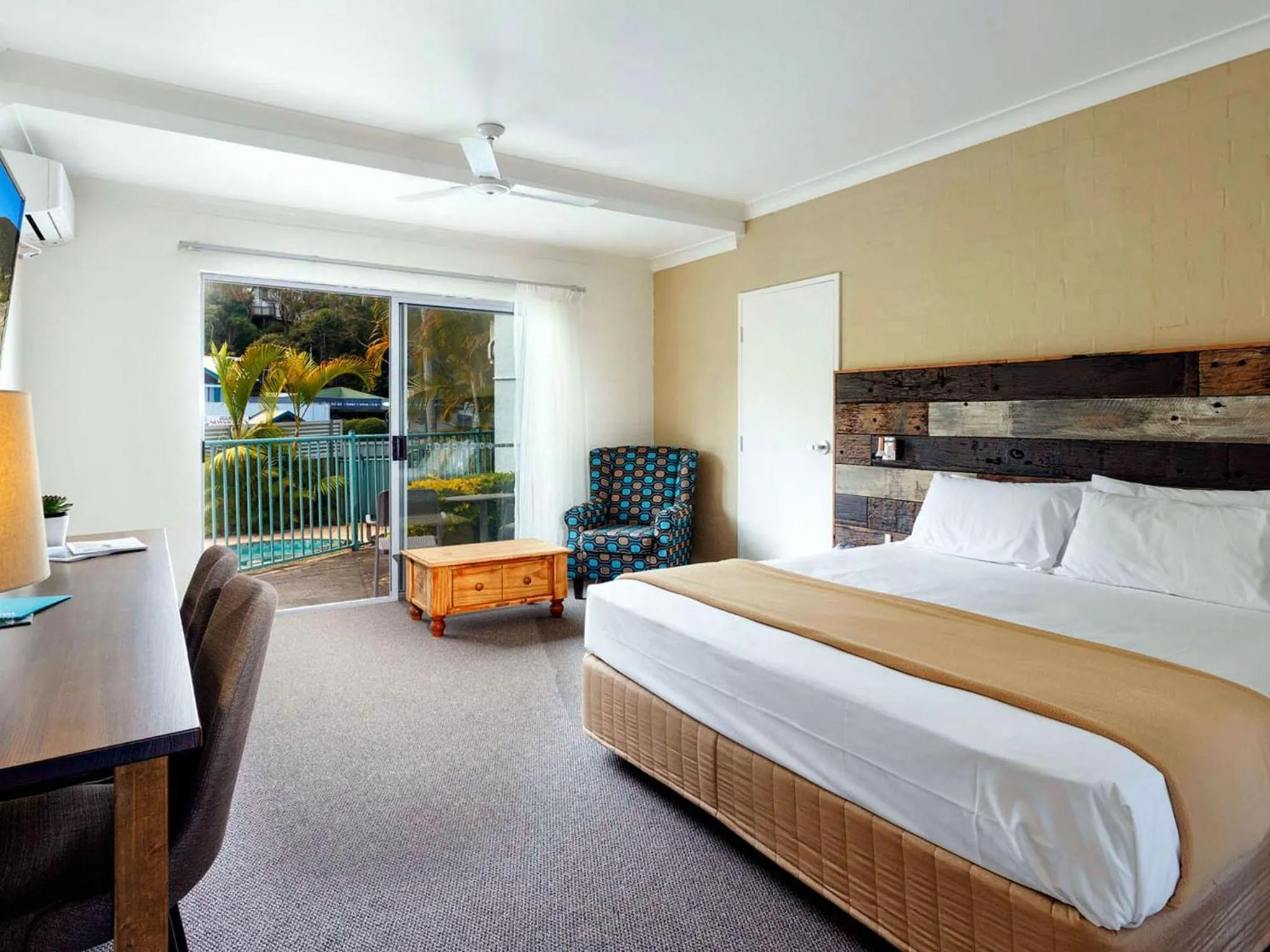 Photo of the whole room, Bed in Blueys Motel