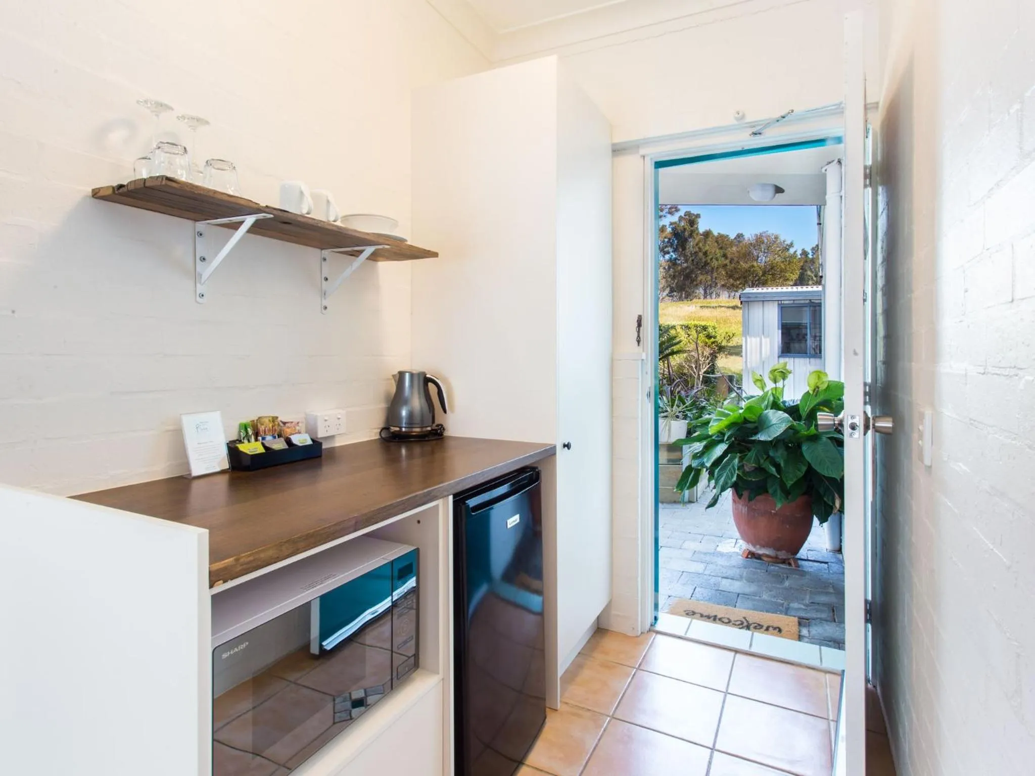 Kitchen or kitchenette in Blueys Motel