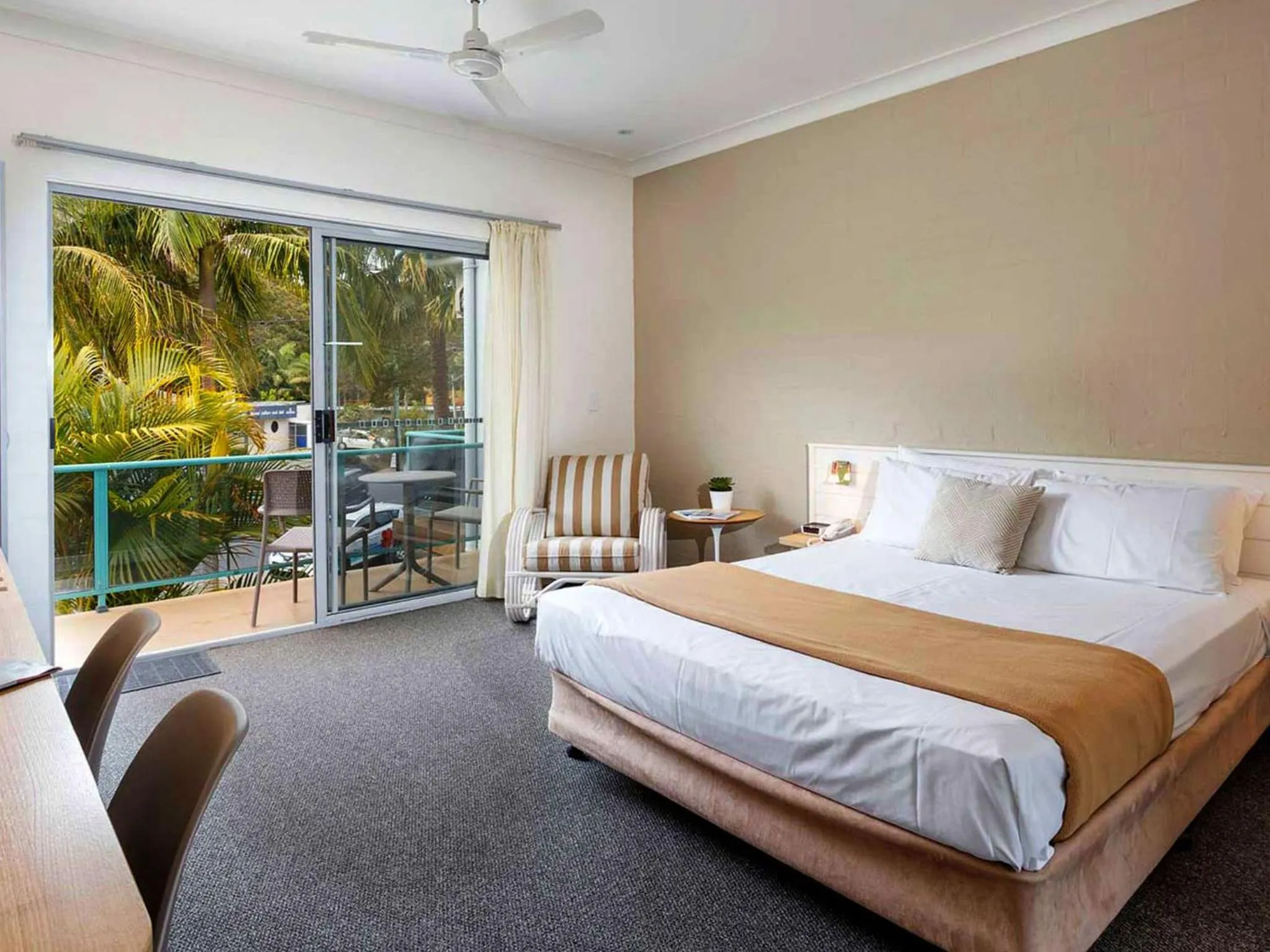 Photo of the whole room, Bed in Blueys Motel