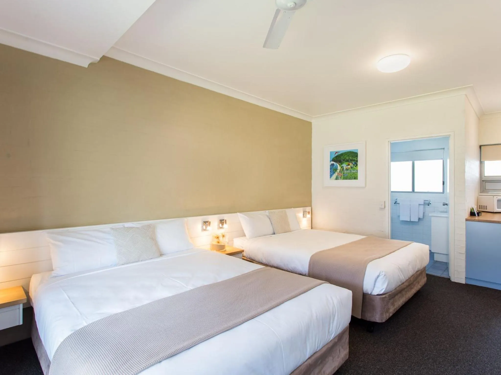 Photo of the whole room, Bed in Blueys Motel