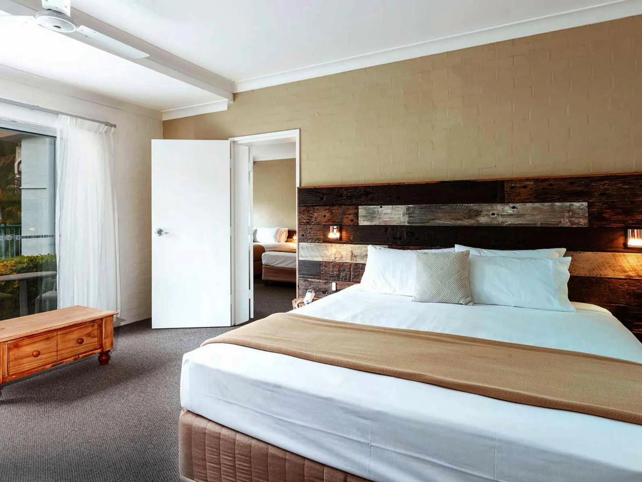 Photo of the whole room, Bed in Blueys Motel