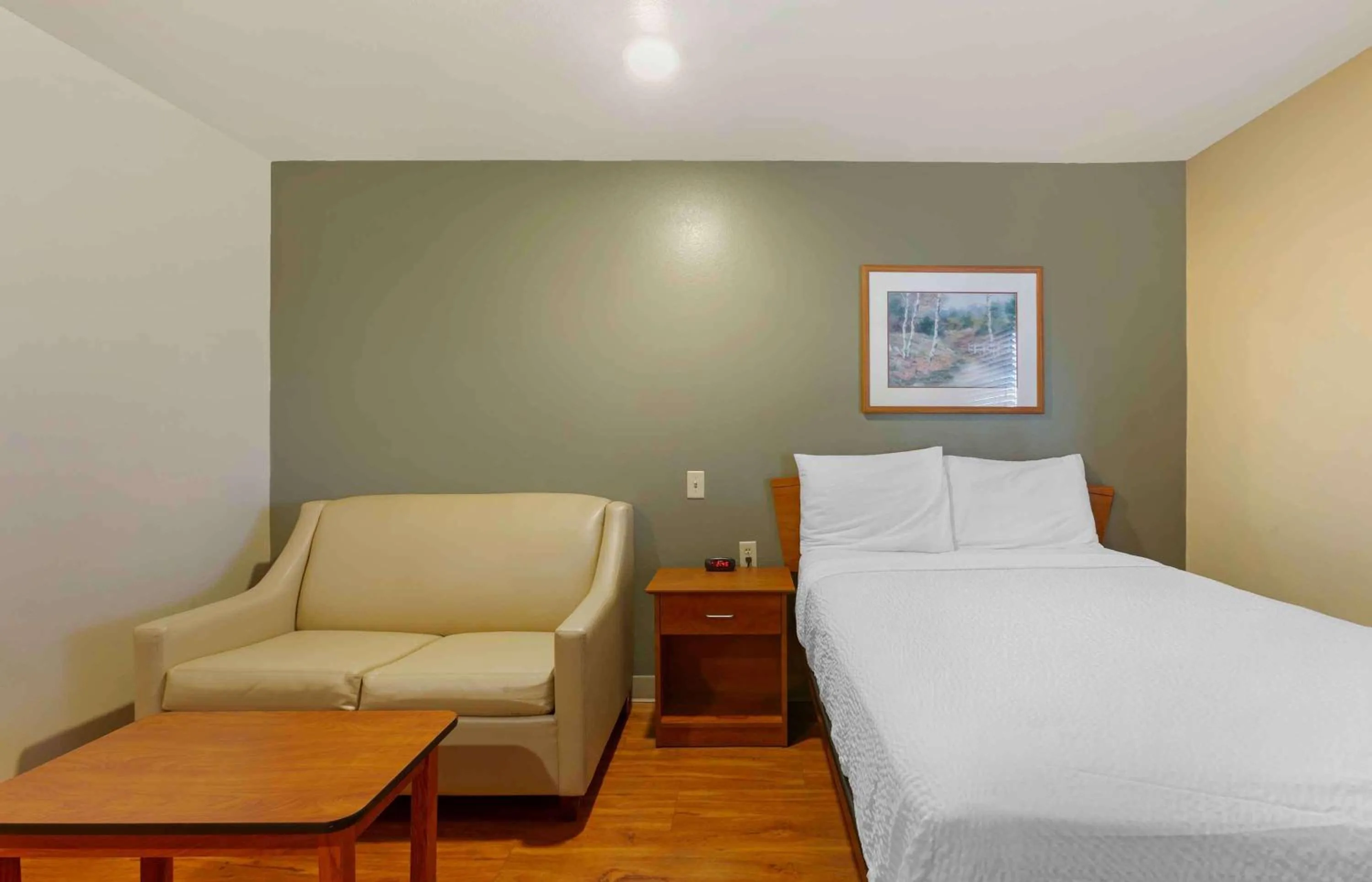 Bedroom, Bed in Extended Stay America Select Suites - Birmingham - Pelham