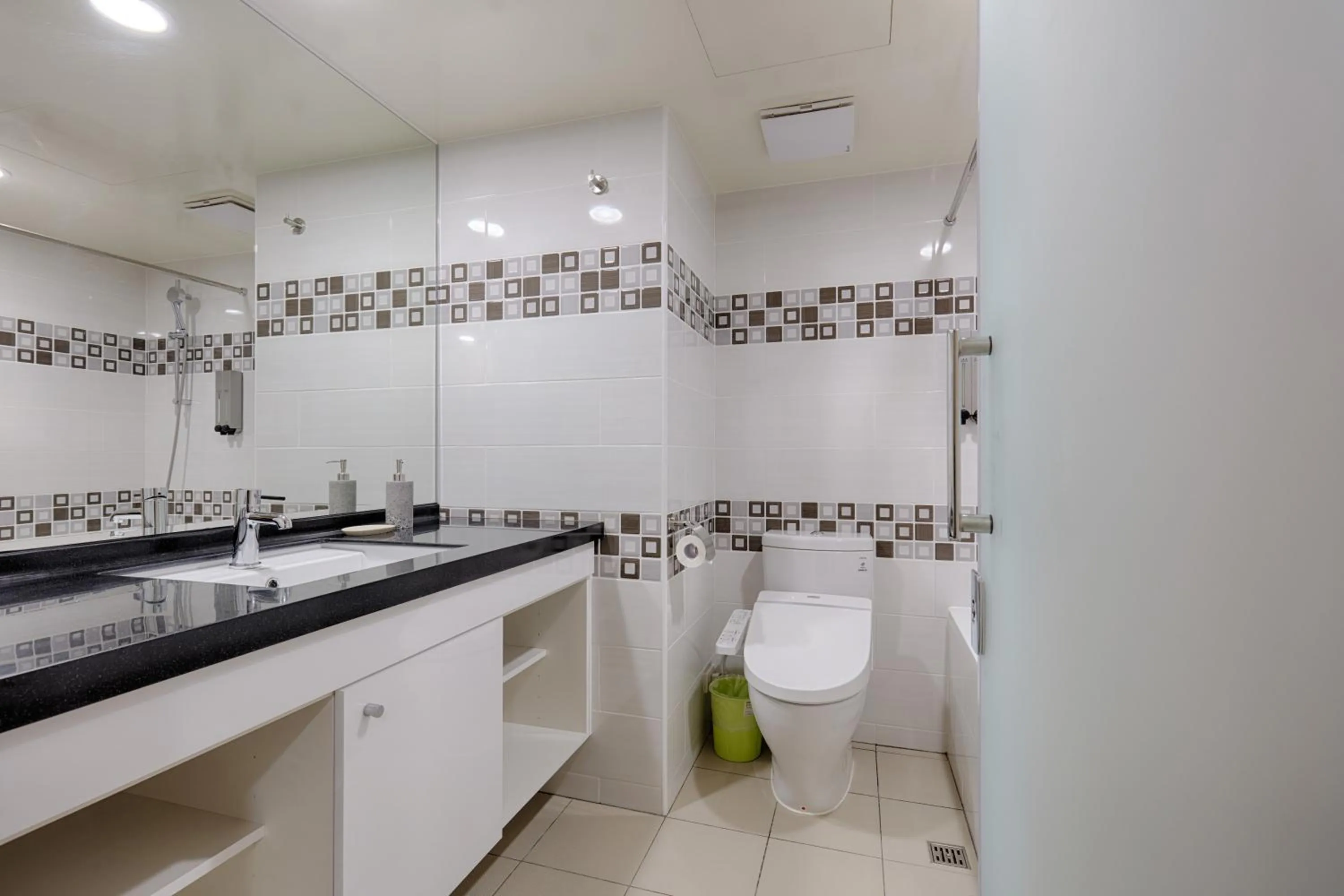 Toilet in Good Life Hotel - Shang Hwa