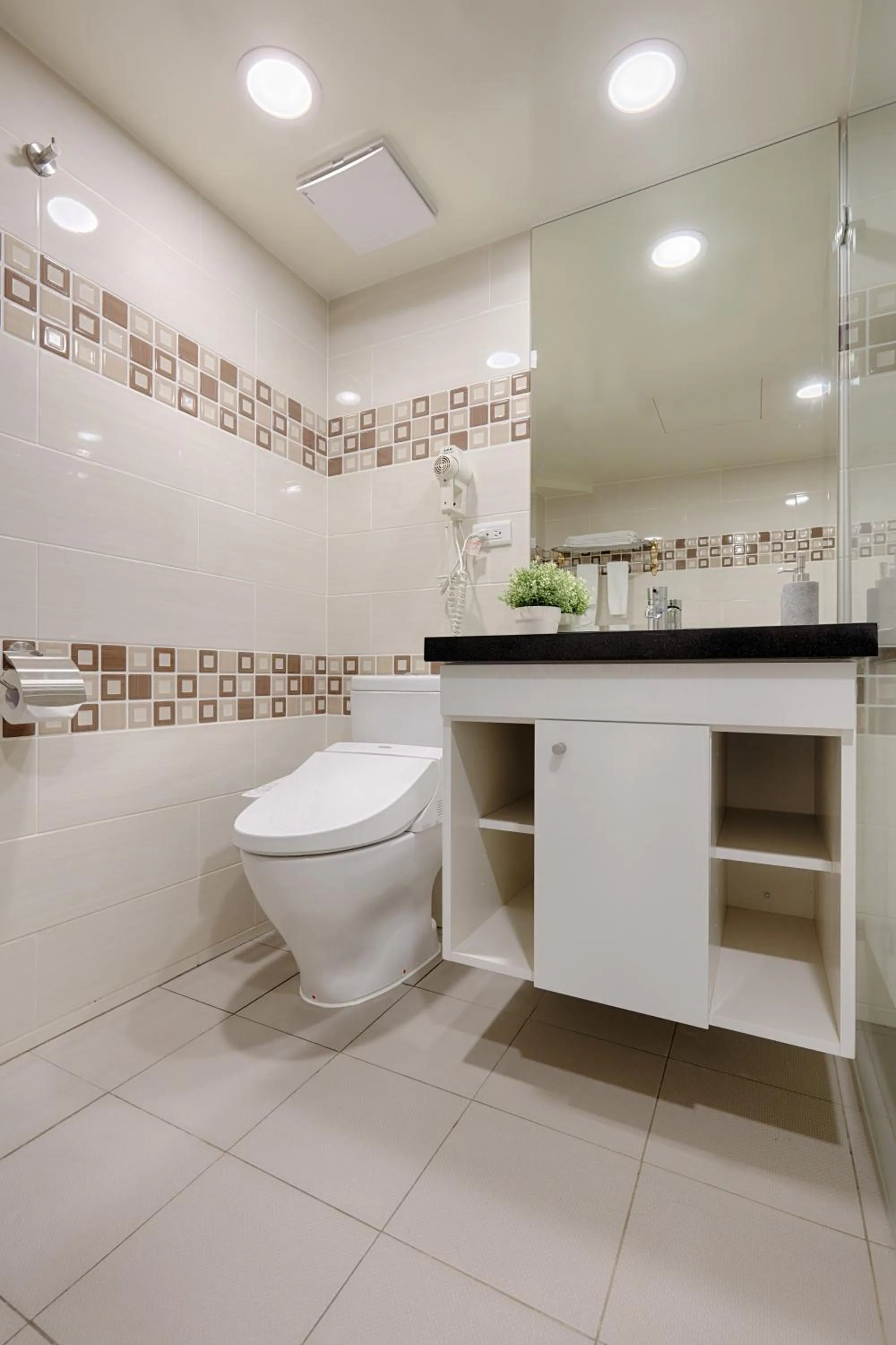 Toilet in Good Life Hotel - Shang Hwa