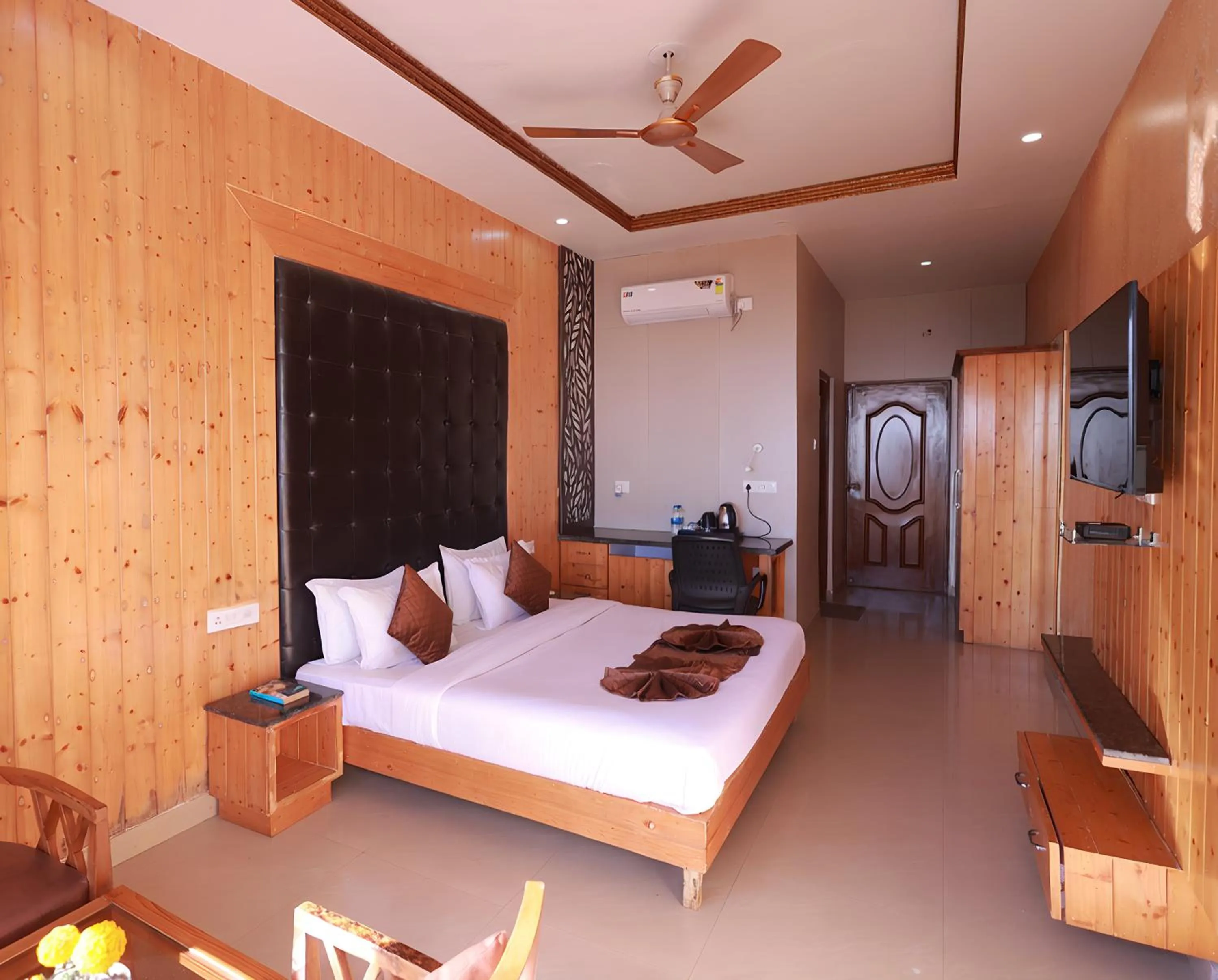 Bedroom, Bed in Blue Pine Resort