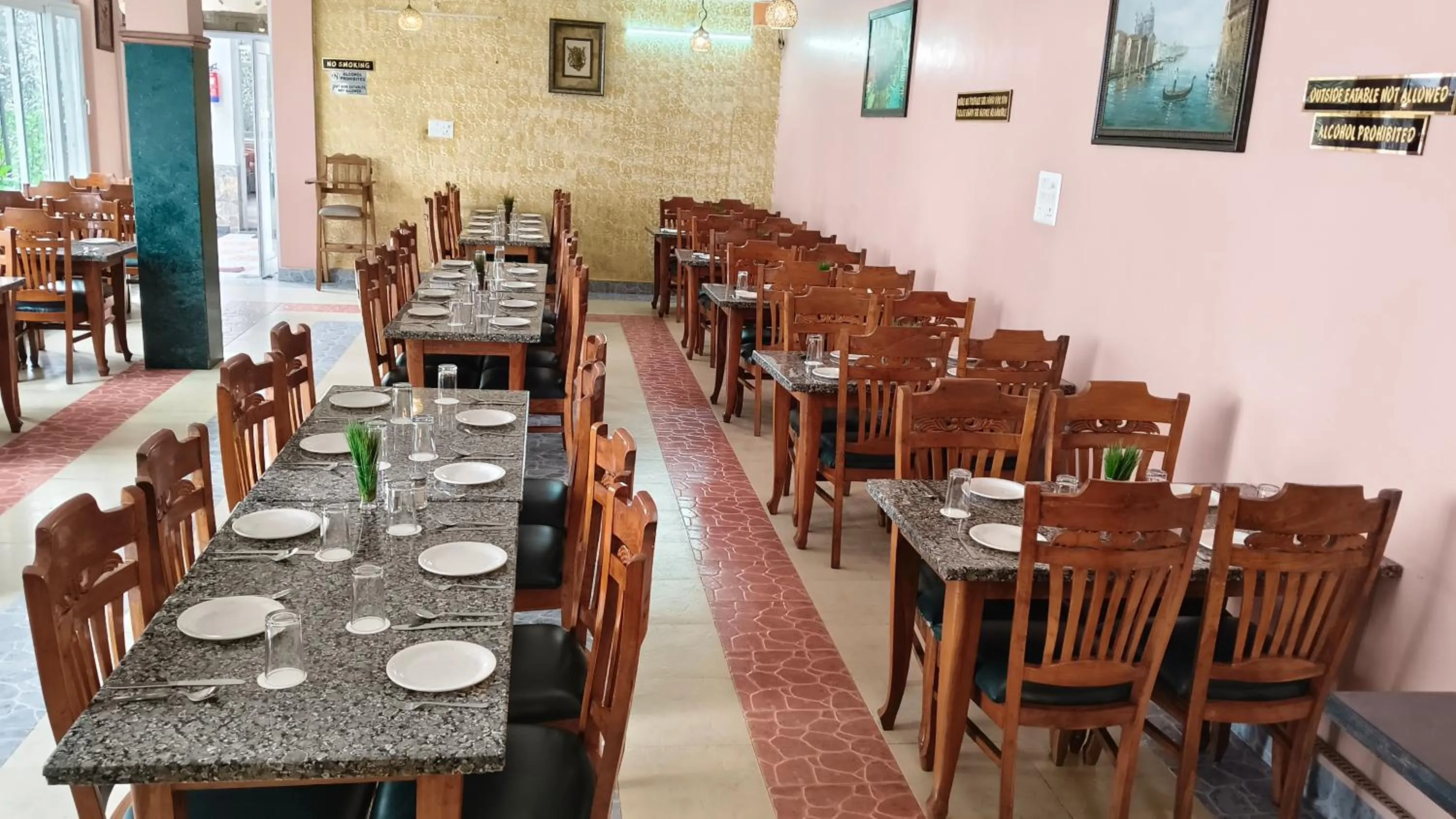 Restaurant/places to eat in Blue Pine Resort