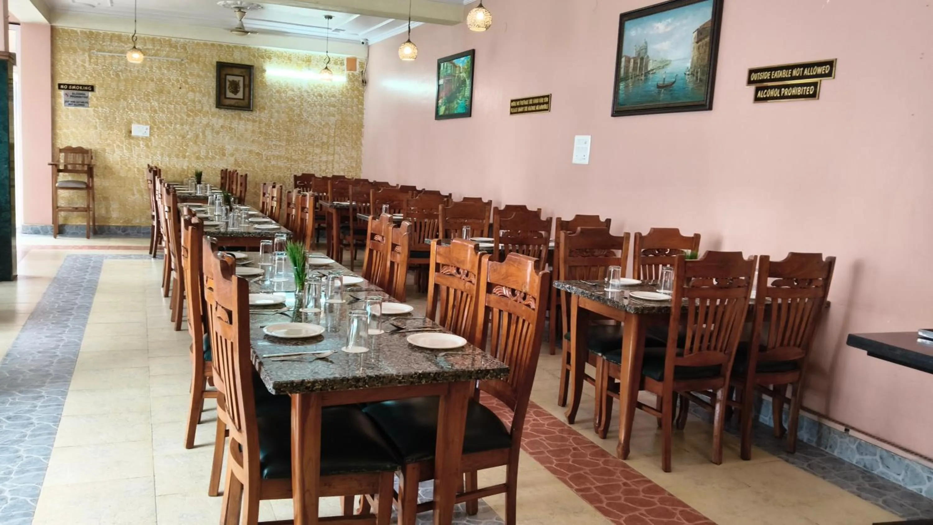 Restaurant/places to eat in Blue Pine Resort