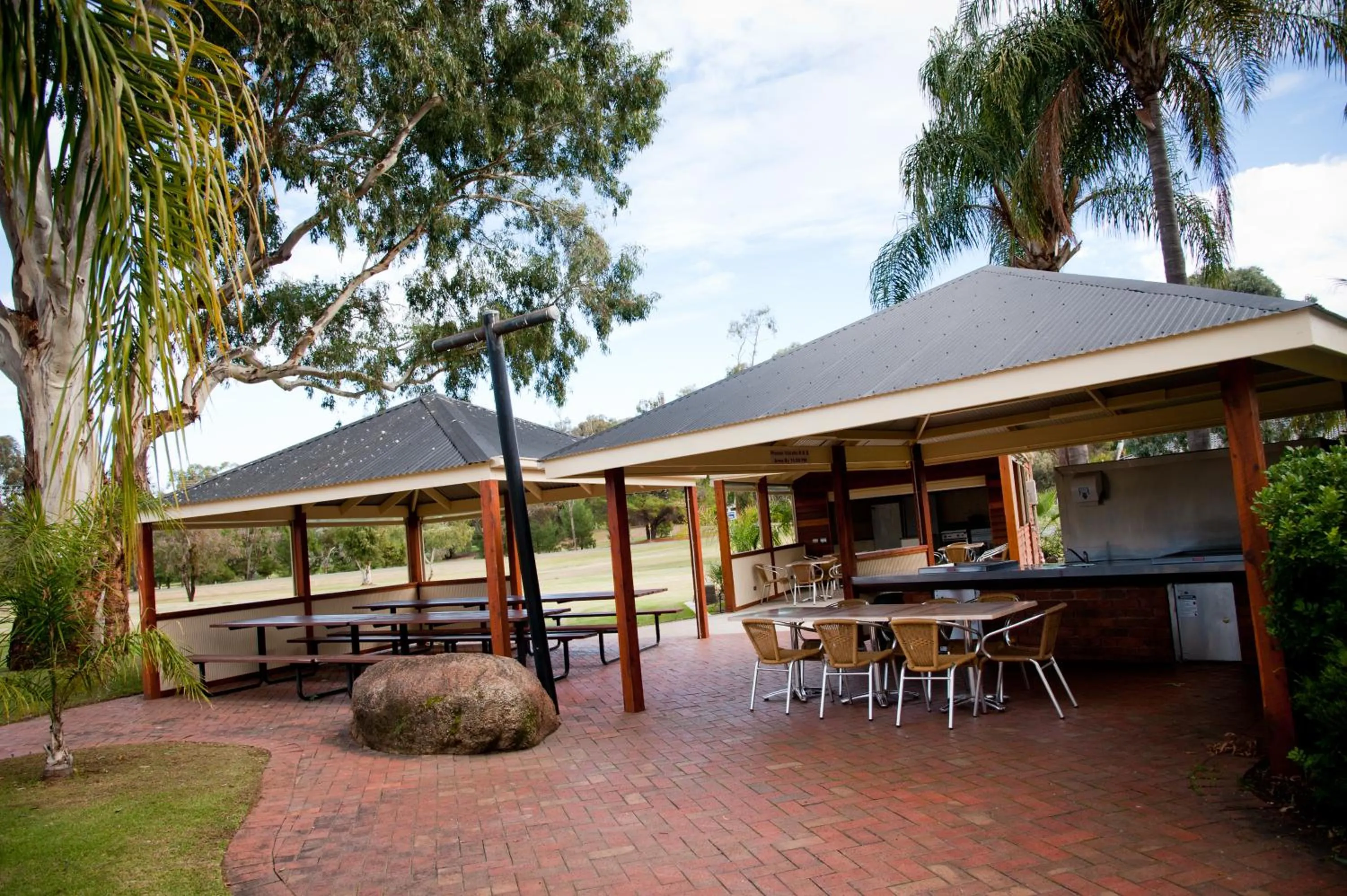 BBQ facilities in Sportsmans Motor Inn