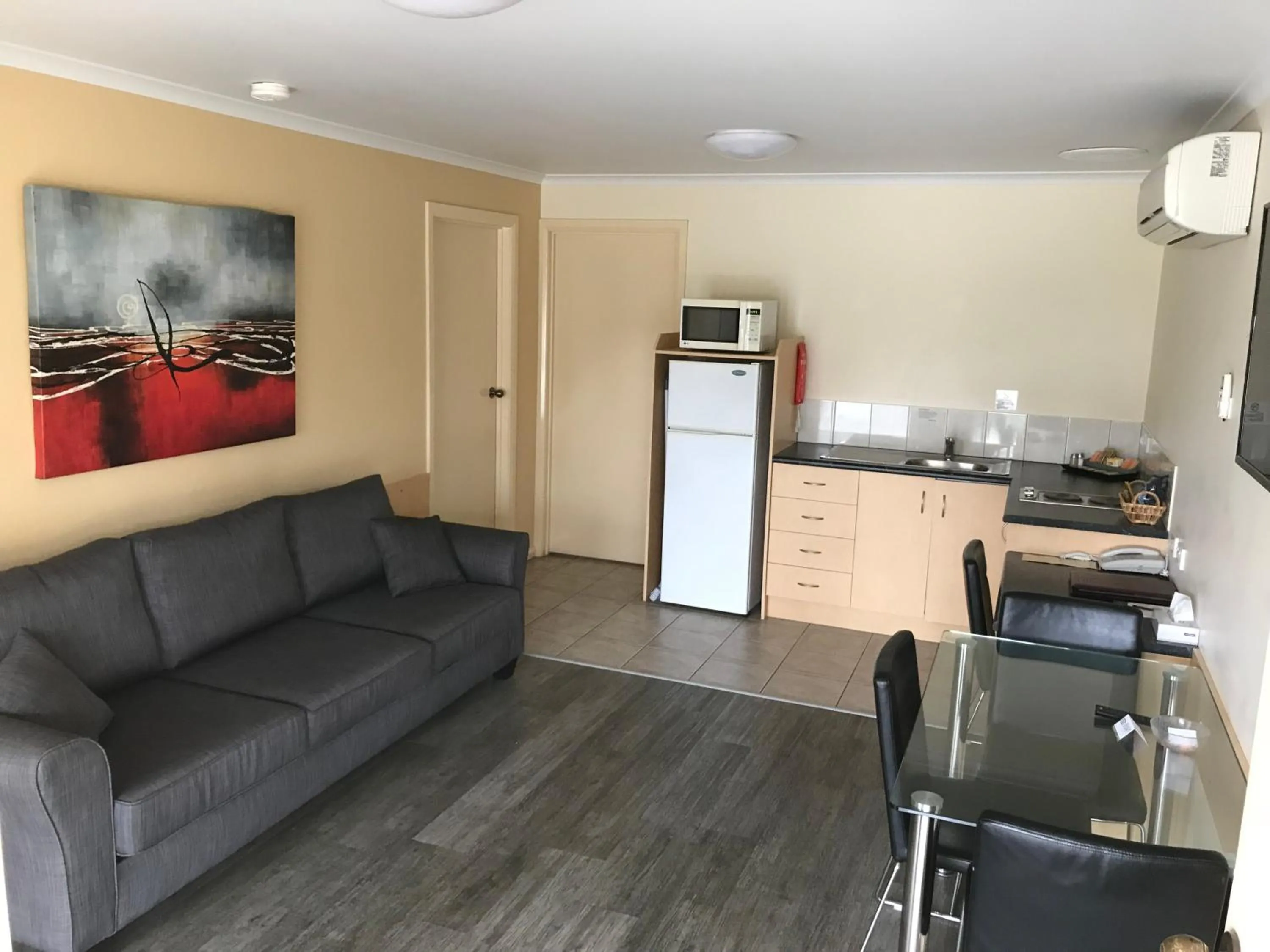 Kitchen or kitchenette in Sportsmans Motor Inn