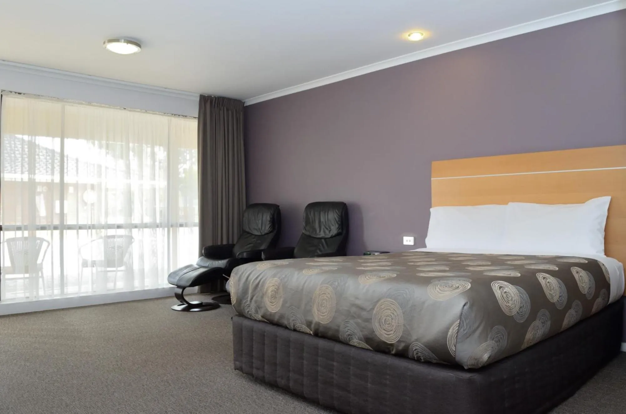 Bed in Sportsmans Motor Inn