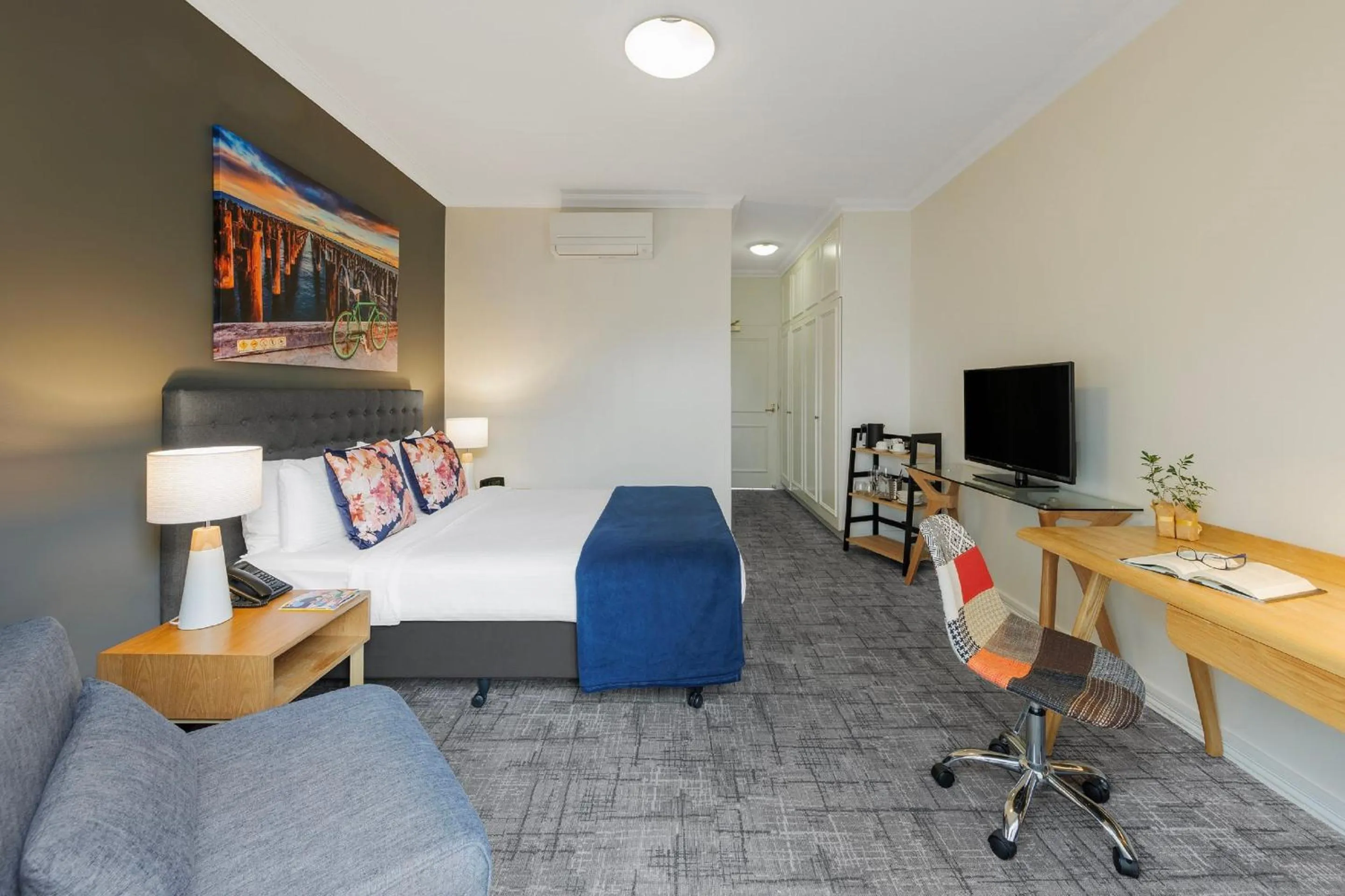 Seating area, Bed in Kimberley Gardens Hotel, Serviced Apartments and Serviced Townhouses