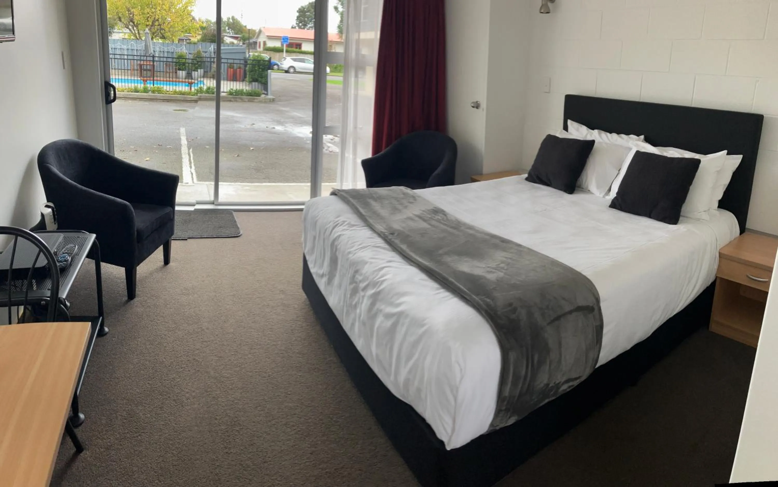 Bed in Kapiti Gateway Motel