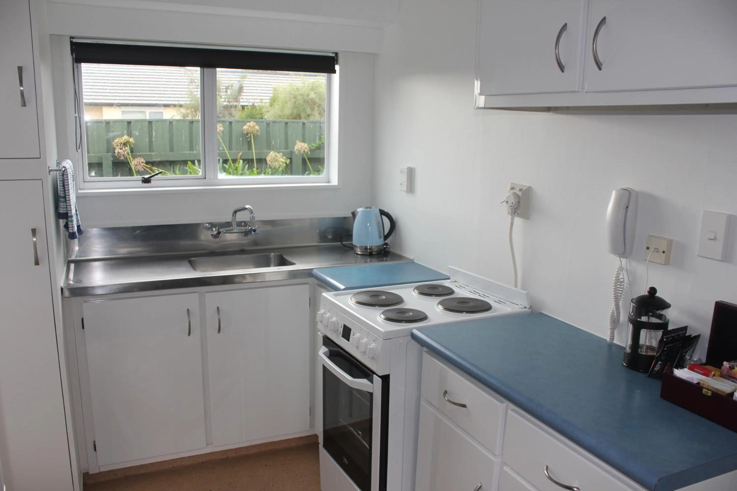 Kitchen or kitchenette in Kapiti Gateway Motel