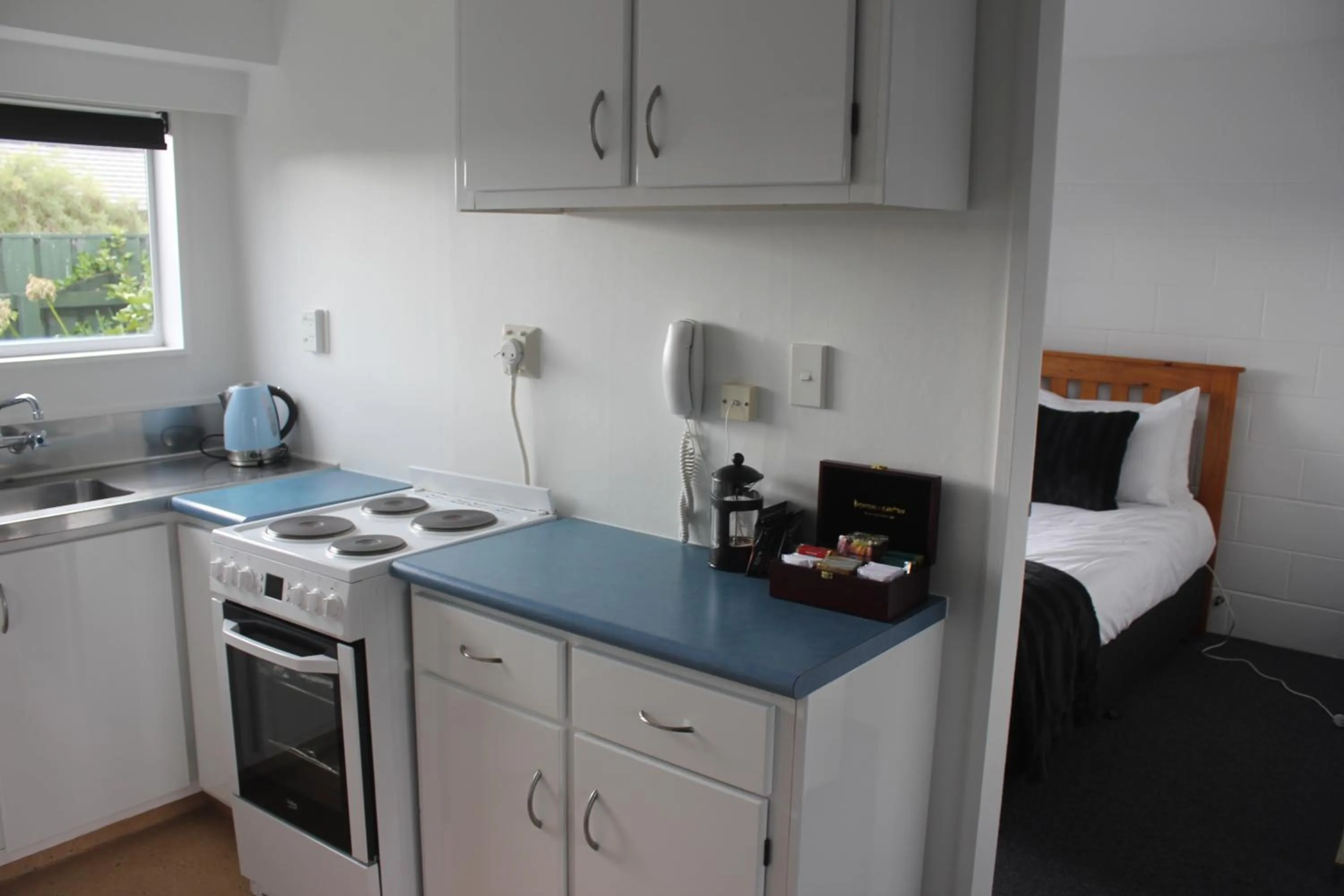Kitchen or kitchenette, Bed in Kapiti Gateway Motel
