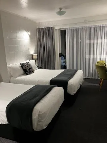 Bed in Kapiti Gateway Motel