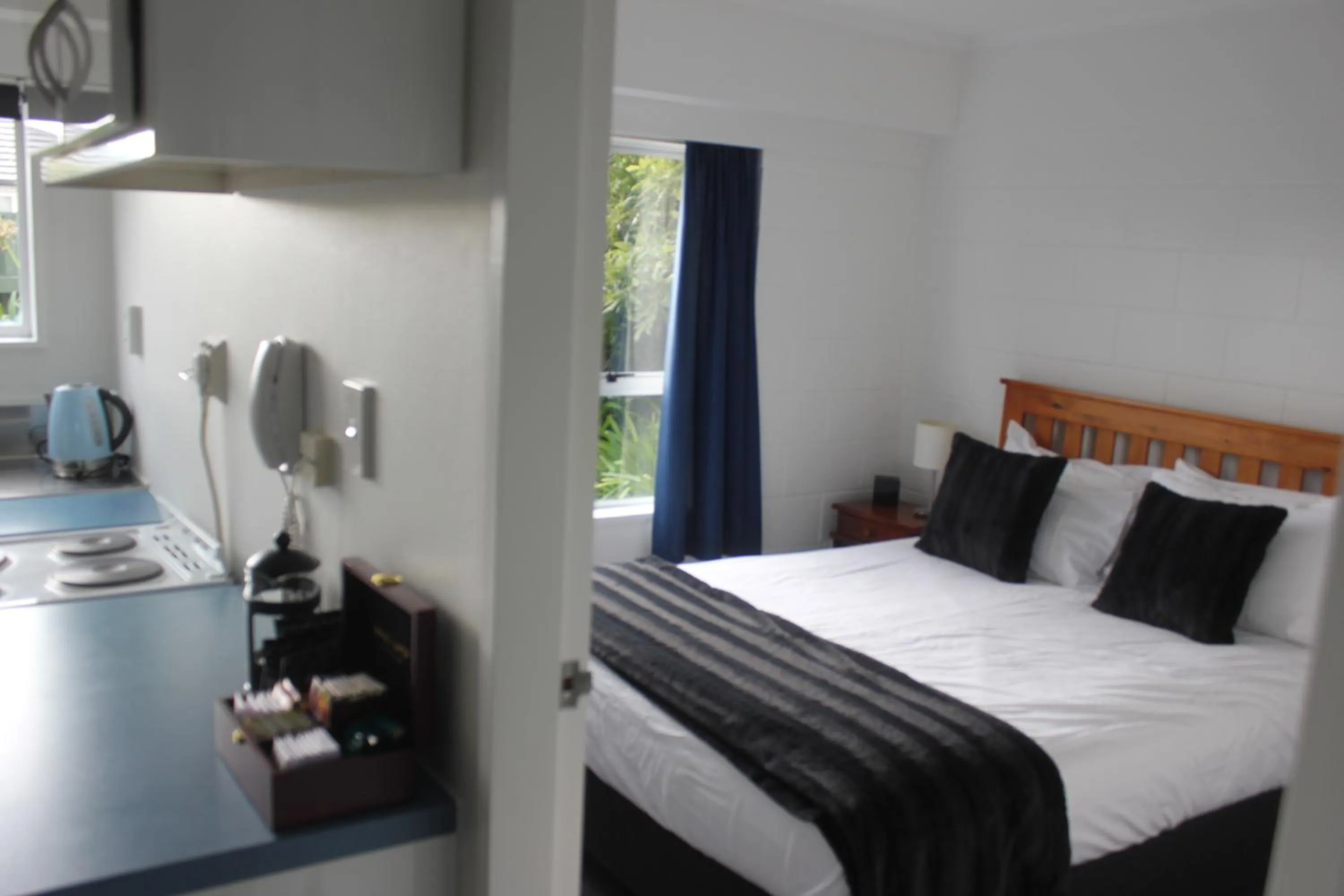 Kitchen or kitchenette, Bed in Kapiti Gateway Motel