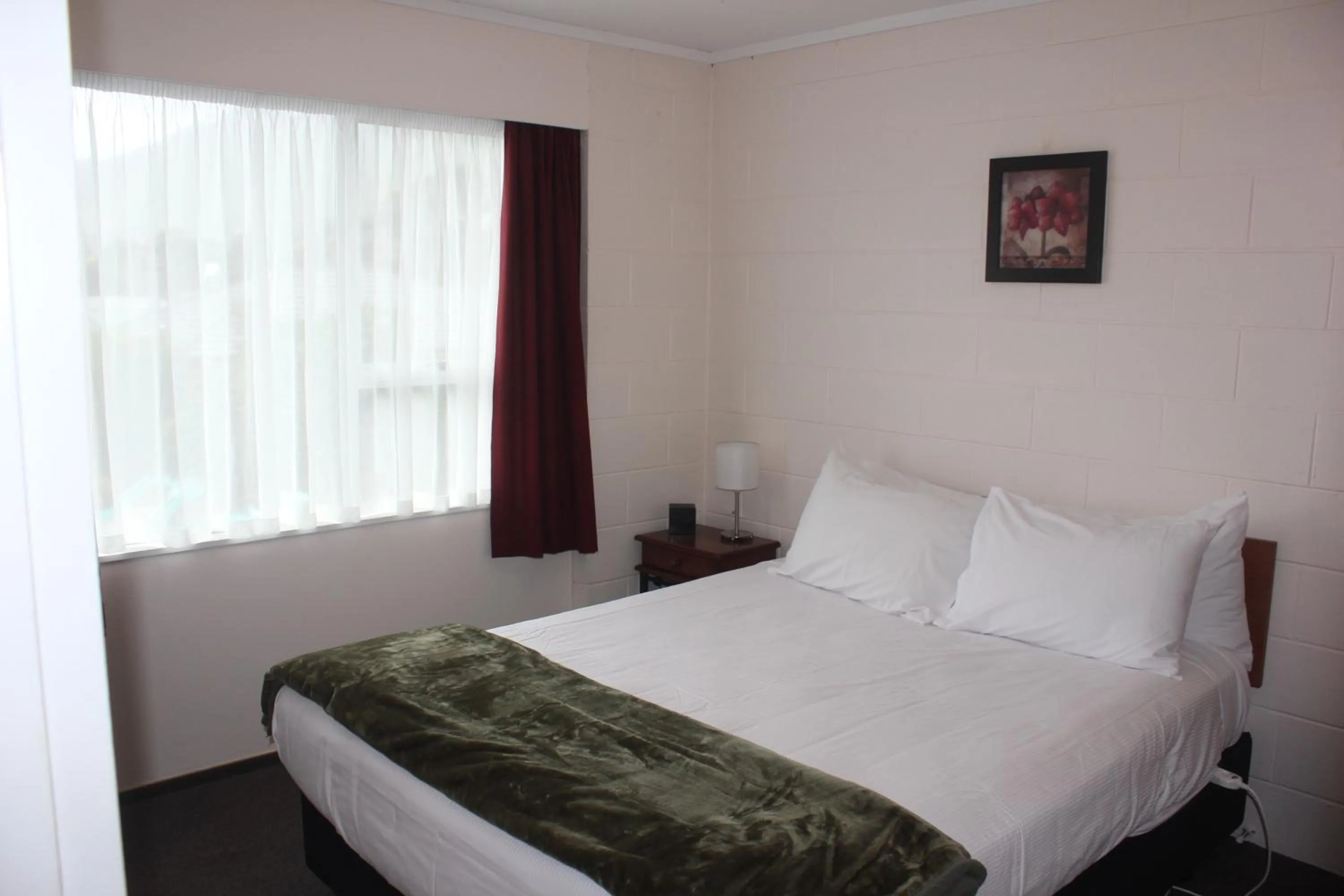 Bed in Kapiti Gateway Motel
