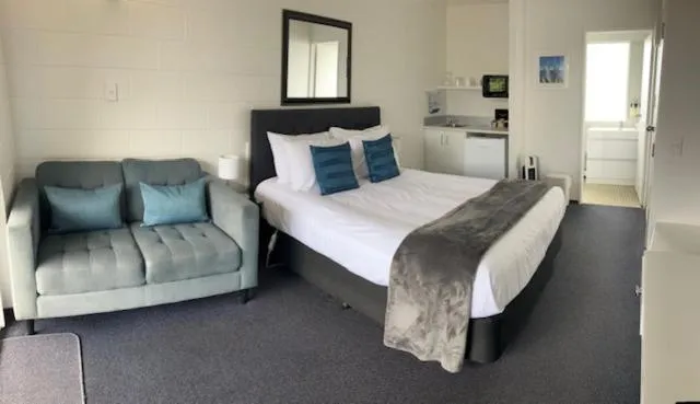 Bed in Kapiti Gateway Motel