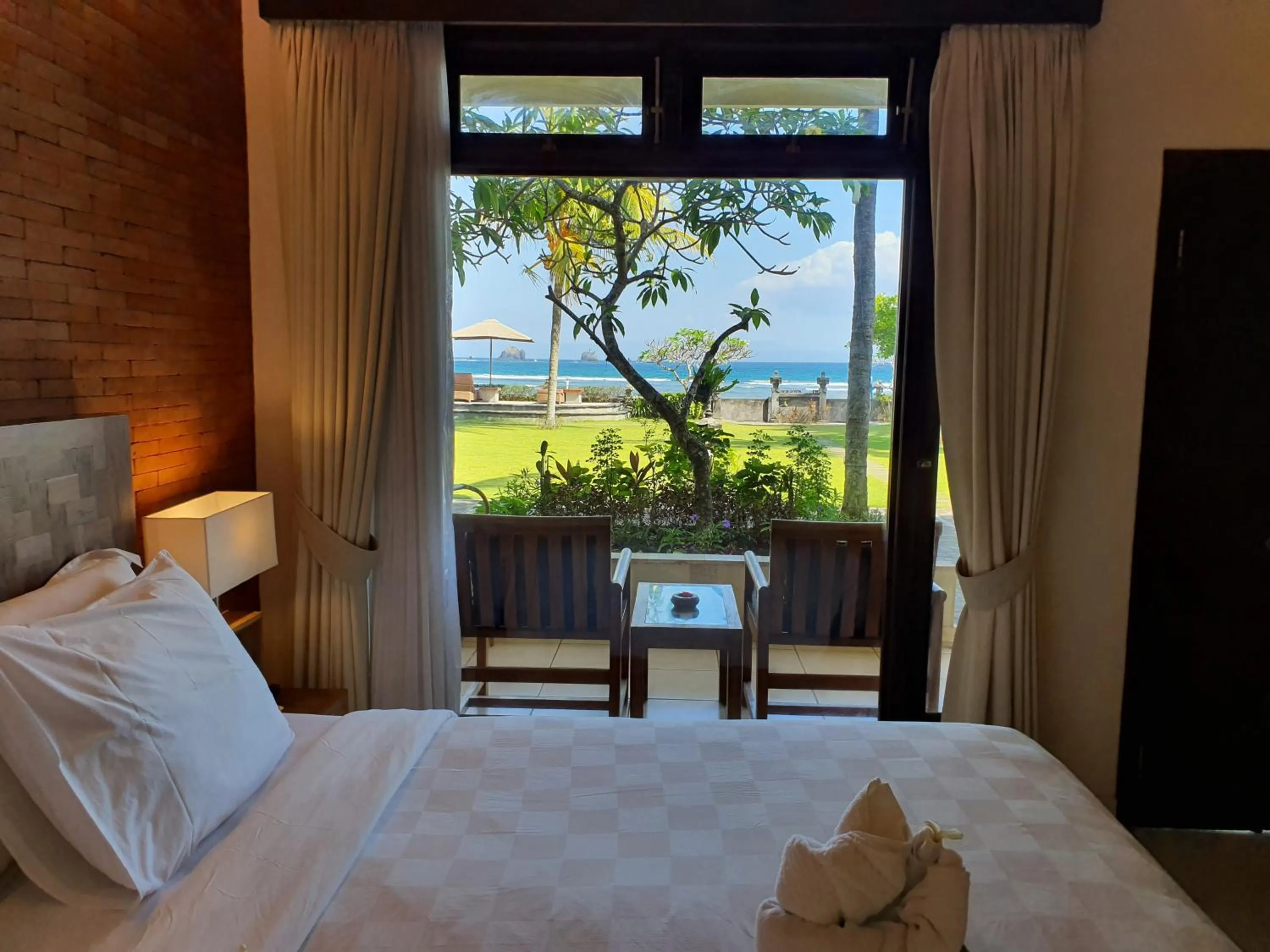 Garden view, Bed in Hotel Genggong