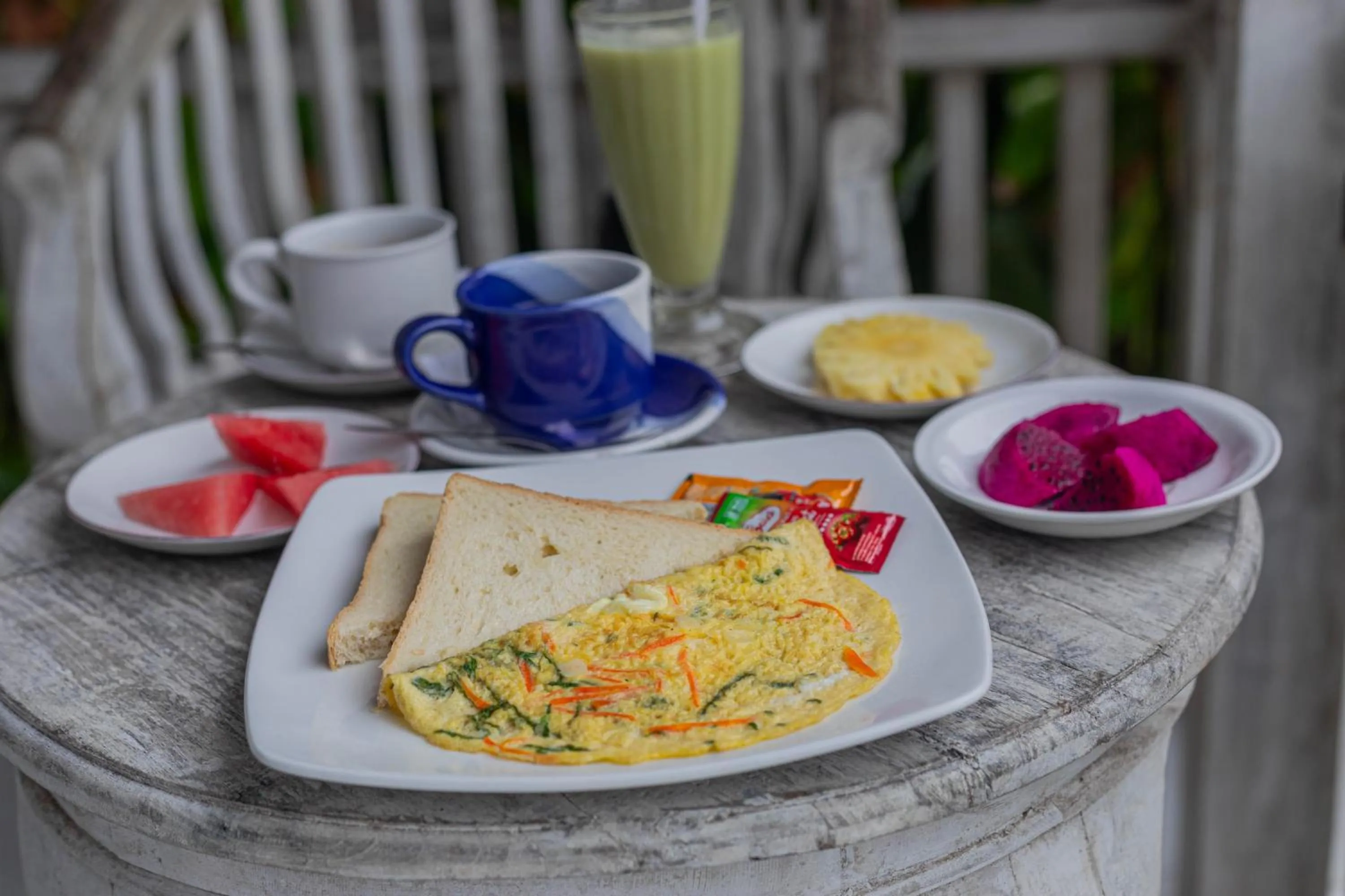 Food and drinks in Bakung Cozy Cottage