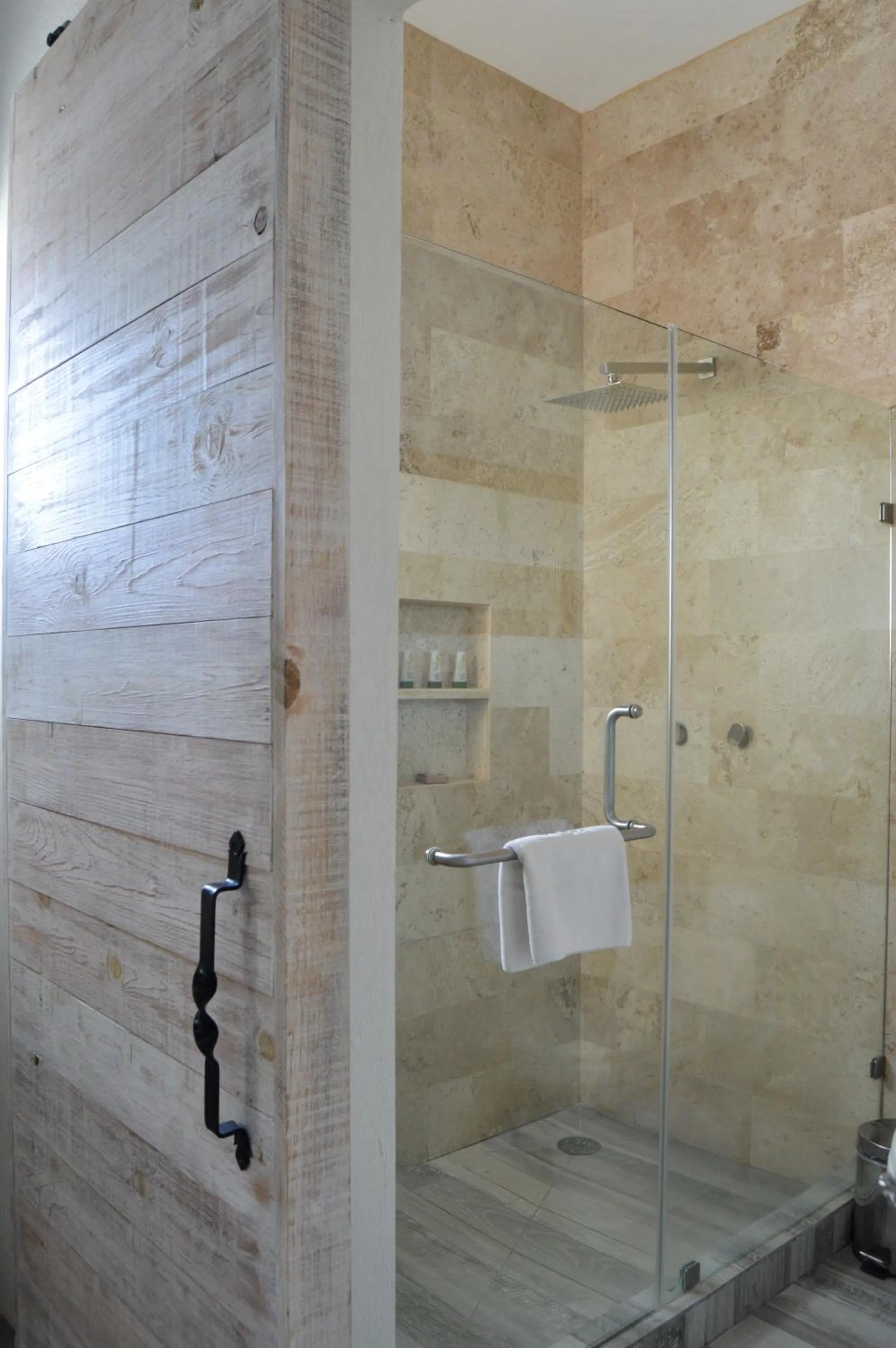 Shower in Hotel de Piedra