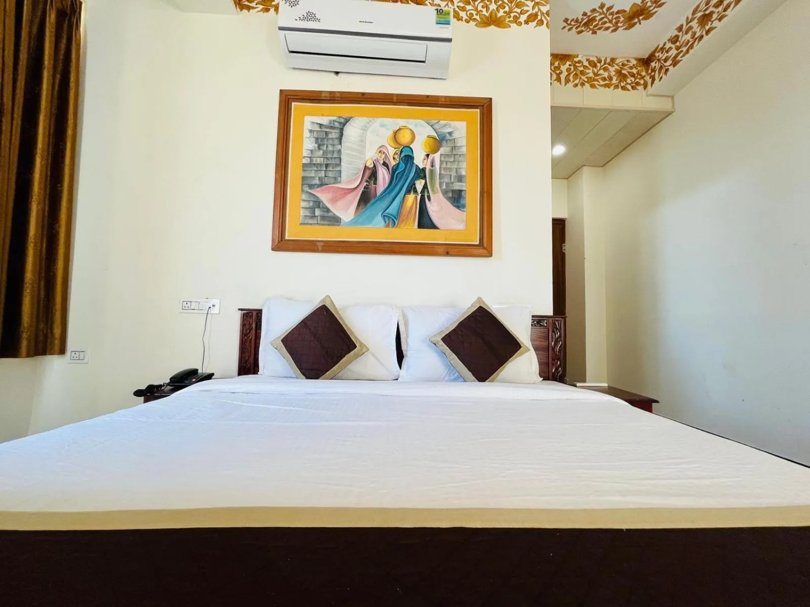 Photo of the whole room, Bed in Teerth Palace Pushkar