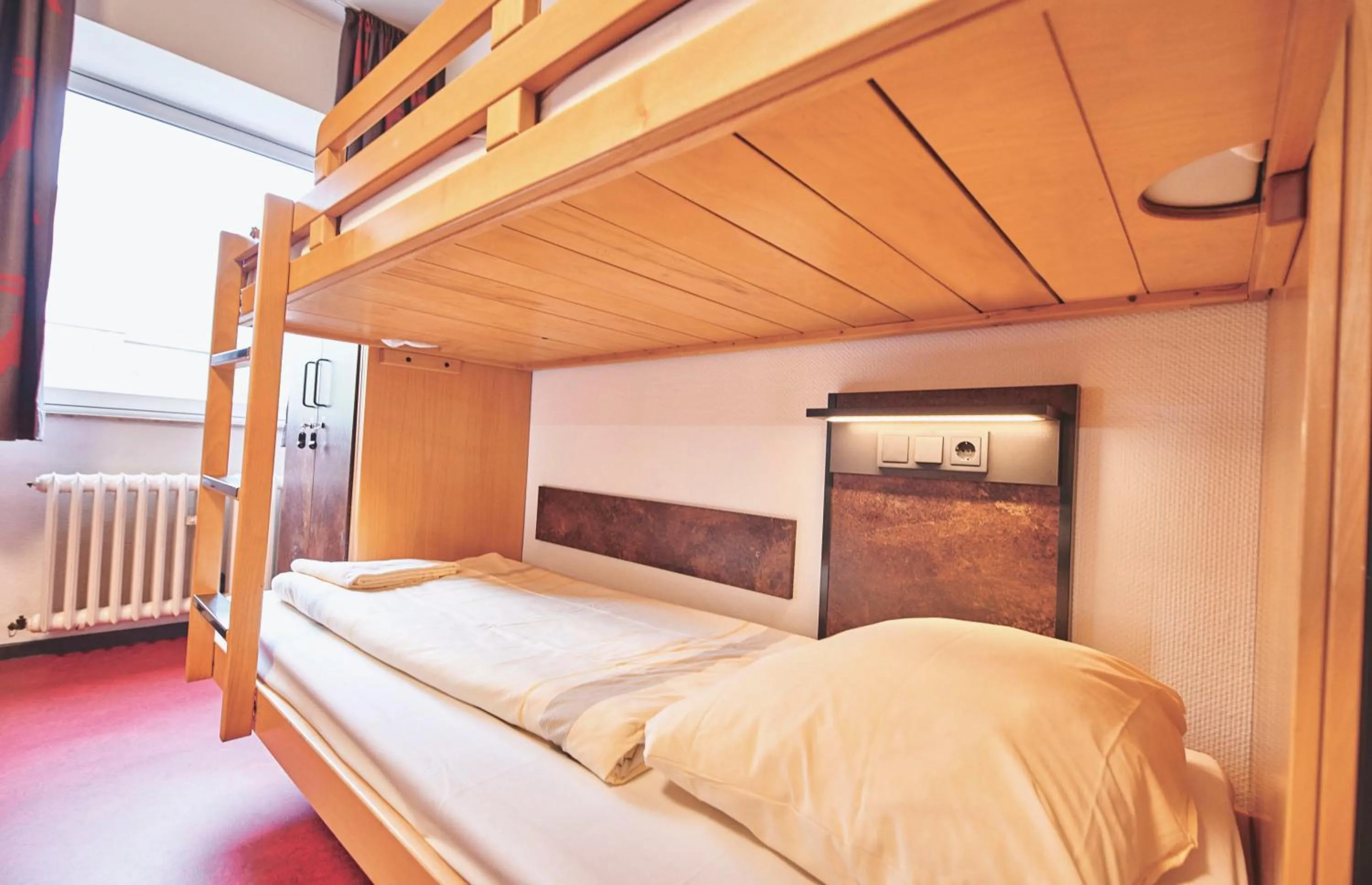 Bed in DJH Jugendgästehaus Adolph Kolping