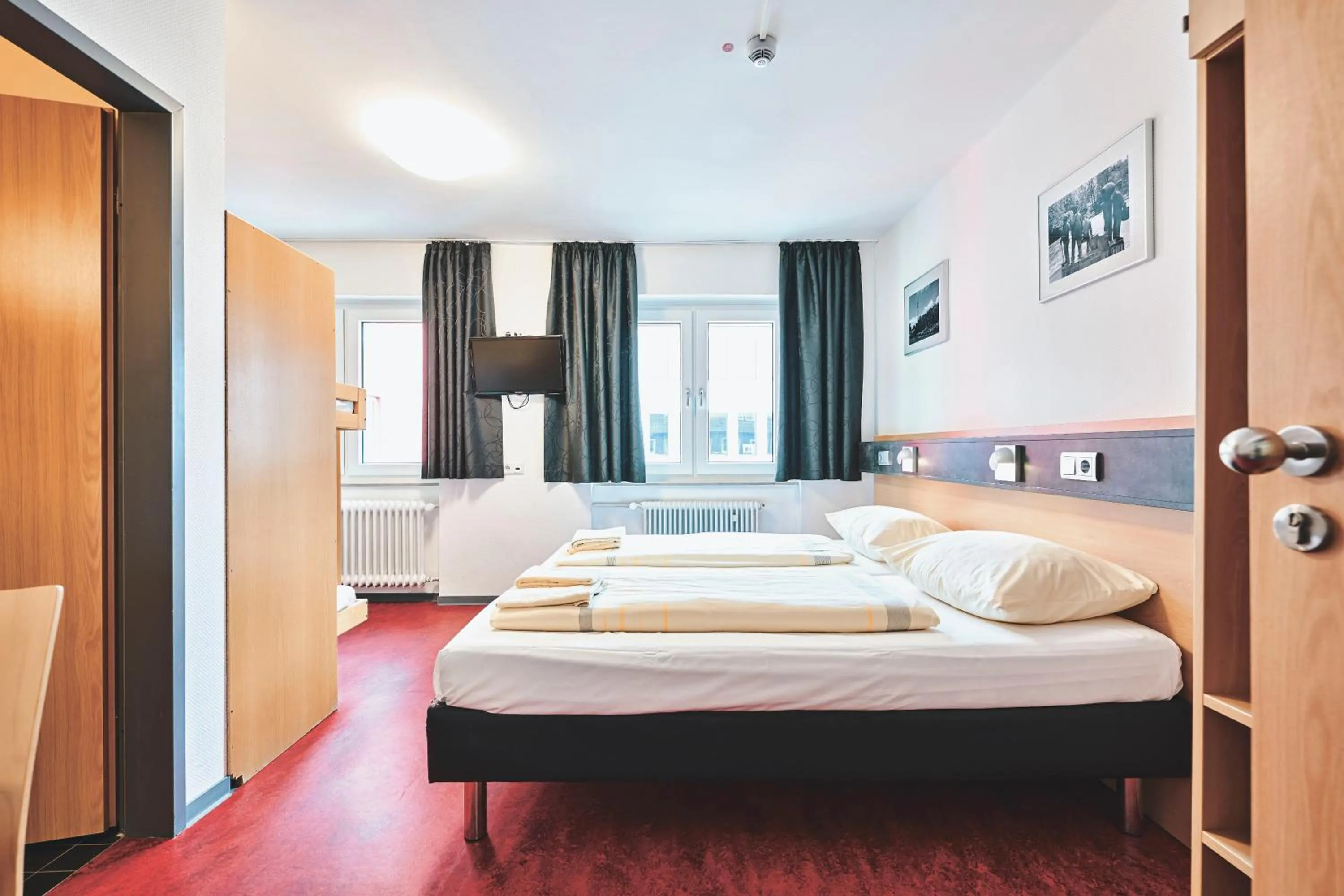 Bed in DJH Jugendgästehaus Adolph Kolping