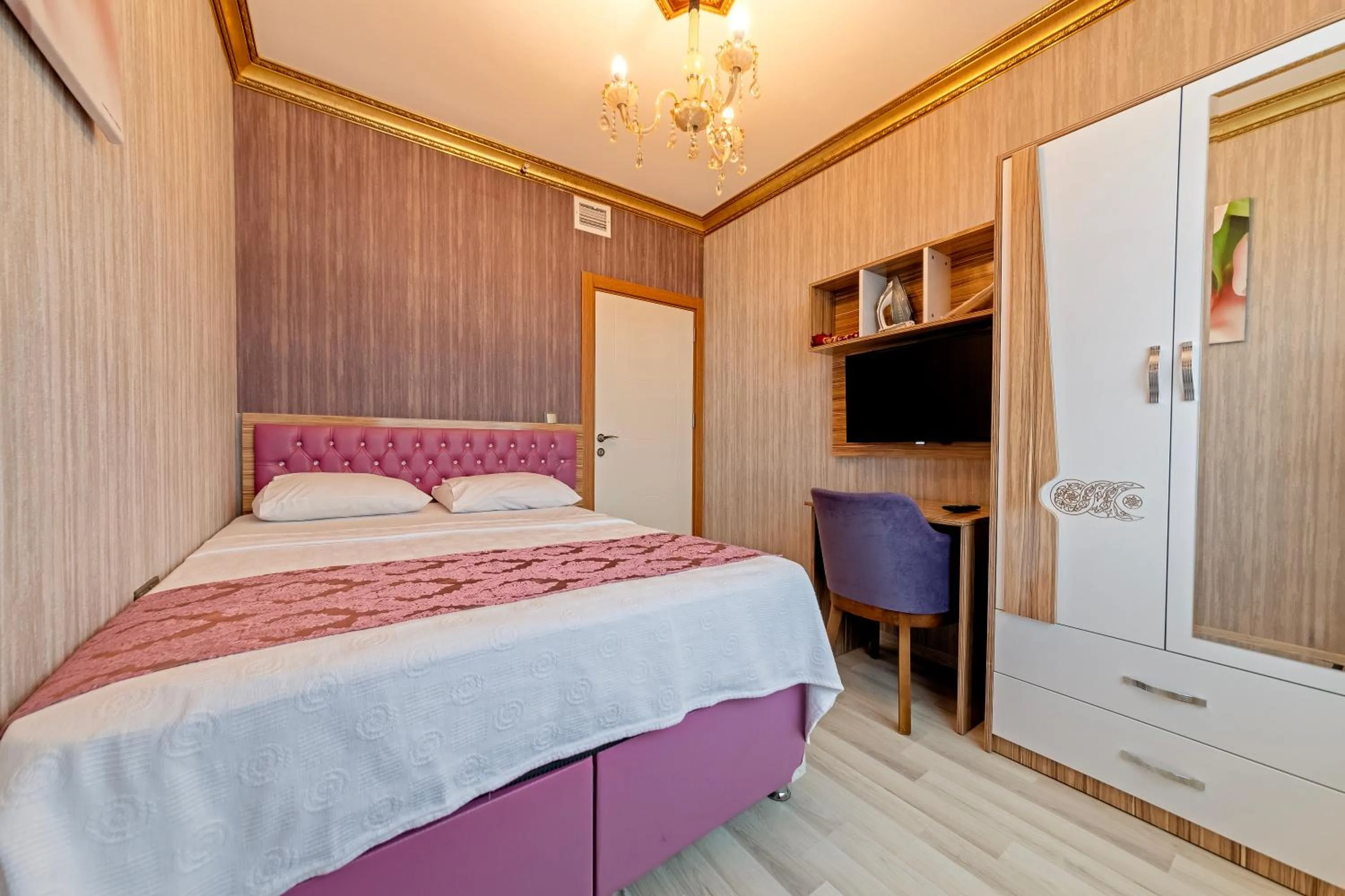 Bed in Royal Babil Suites Hotel