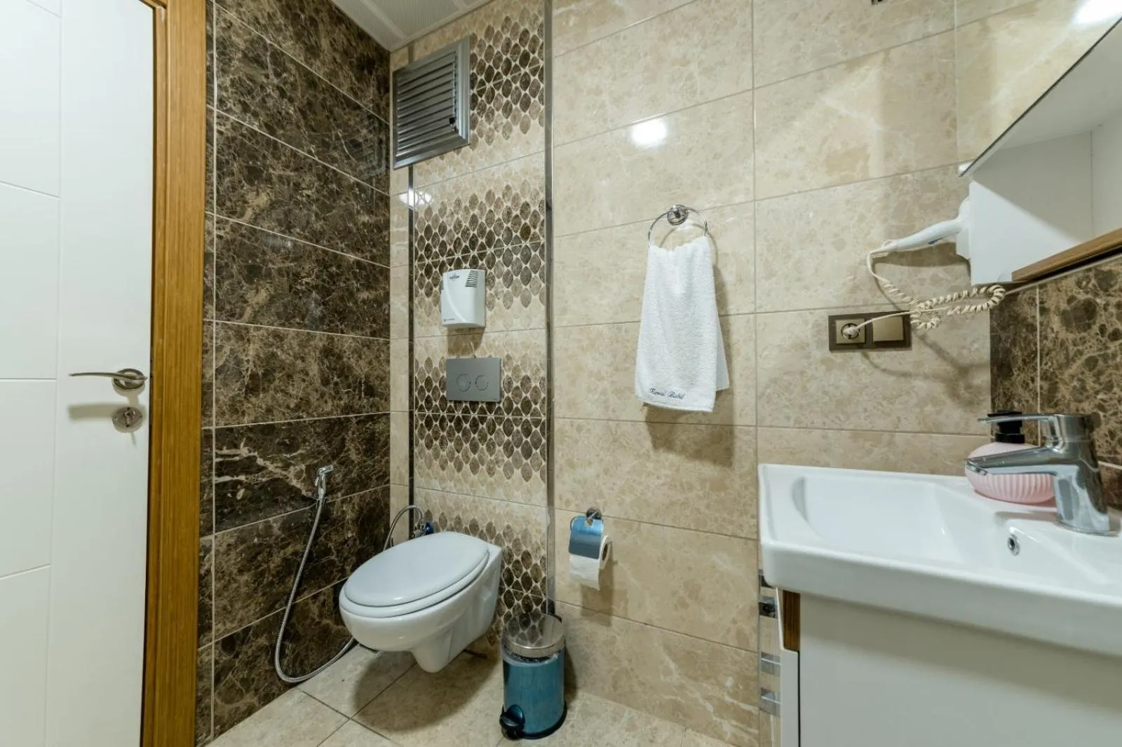 Shower in Royal Babil Suites Hotel