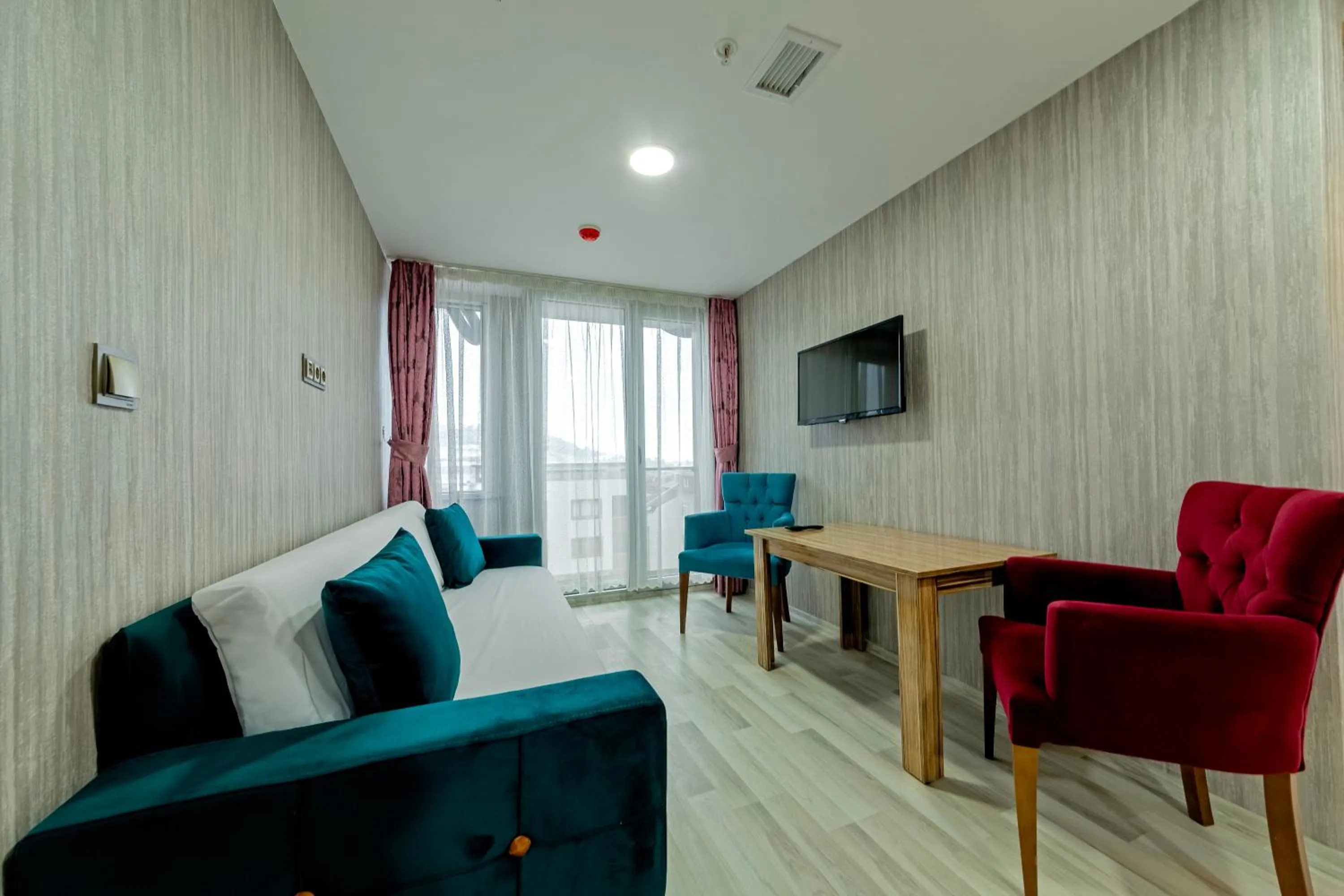 Communal lounge/ TV room in Royal Babil Suites Hotel