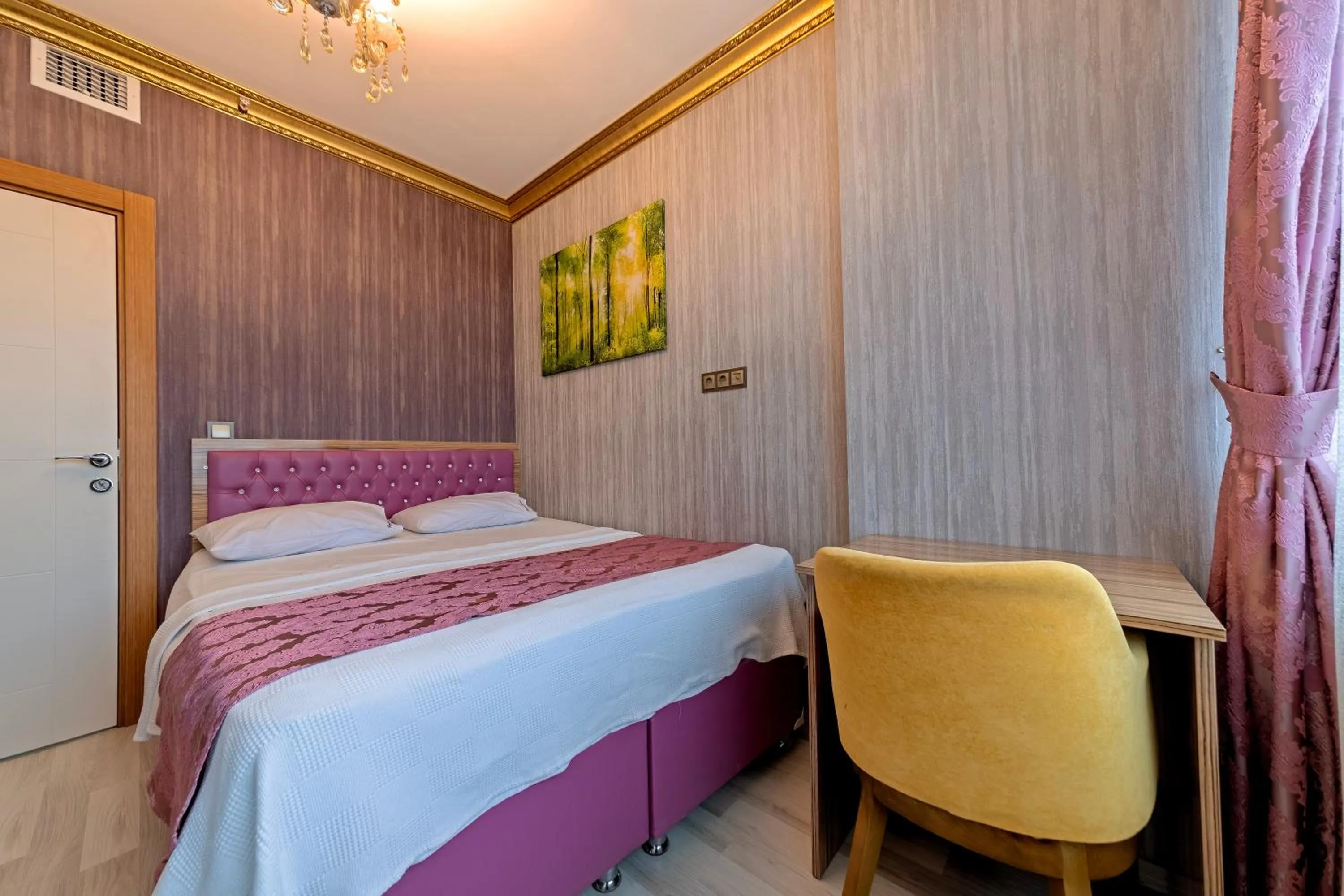 Bed in Royal Babil Suites Hotel