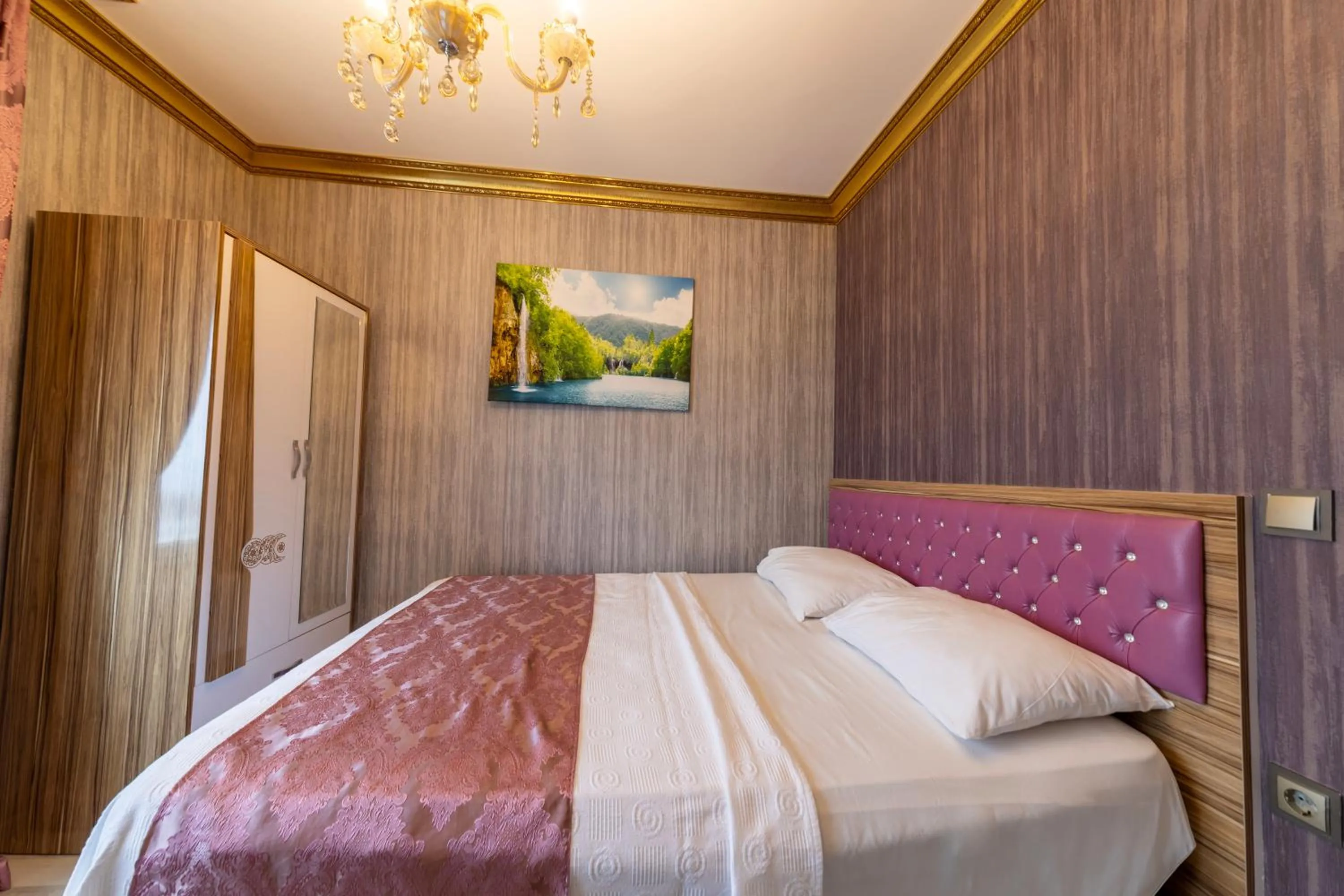 Bed in Royal Babil Suites Hotel
