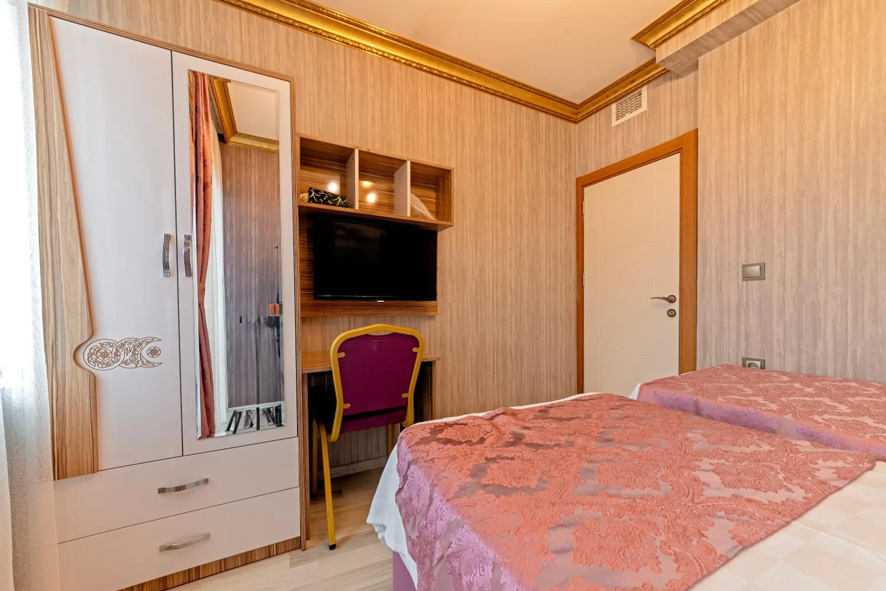 Bed in Royal Babil Suites Hotel