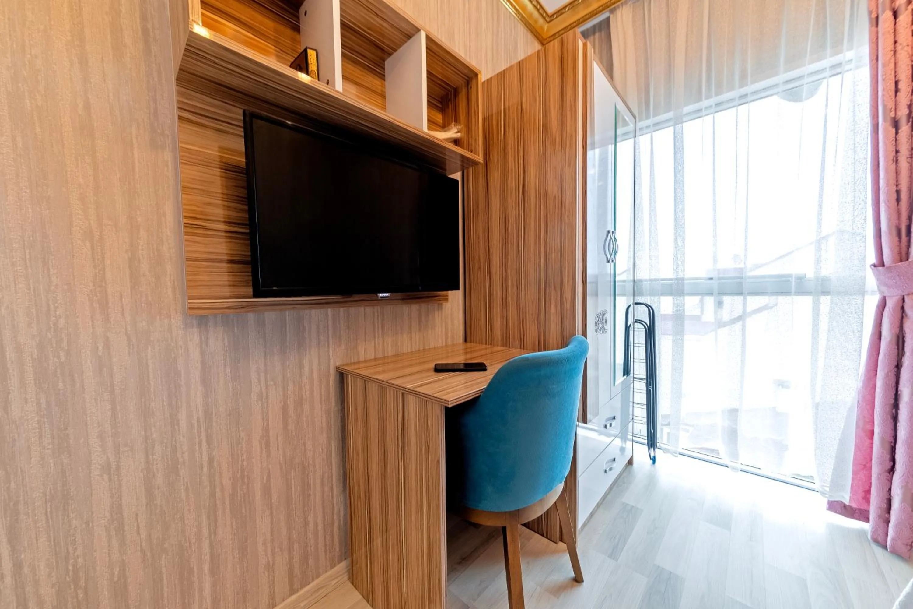 TV and multimedia in Royal Babil Suites Hotel