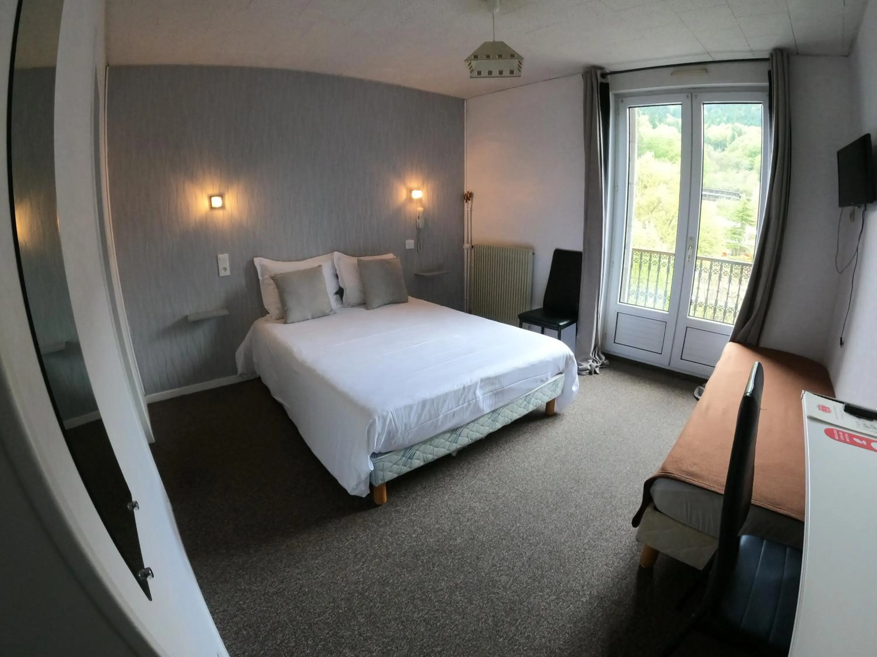 Bedroom, Bed in Hôtel de Londres