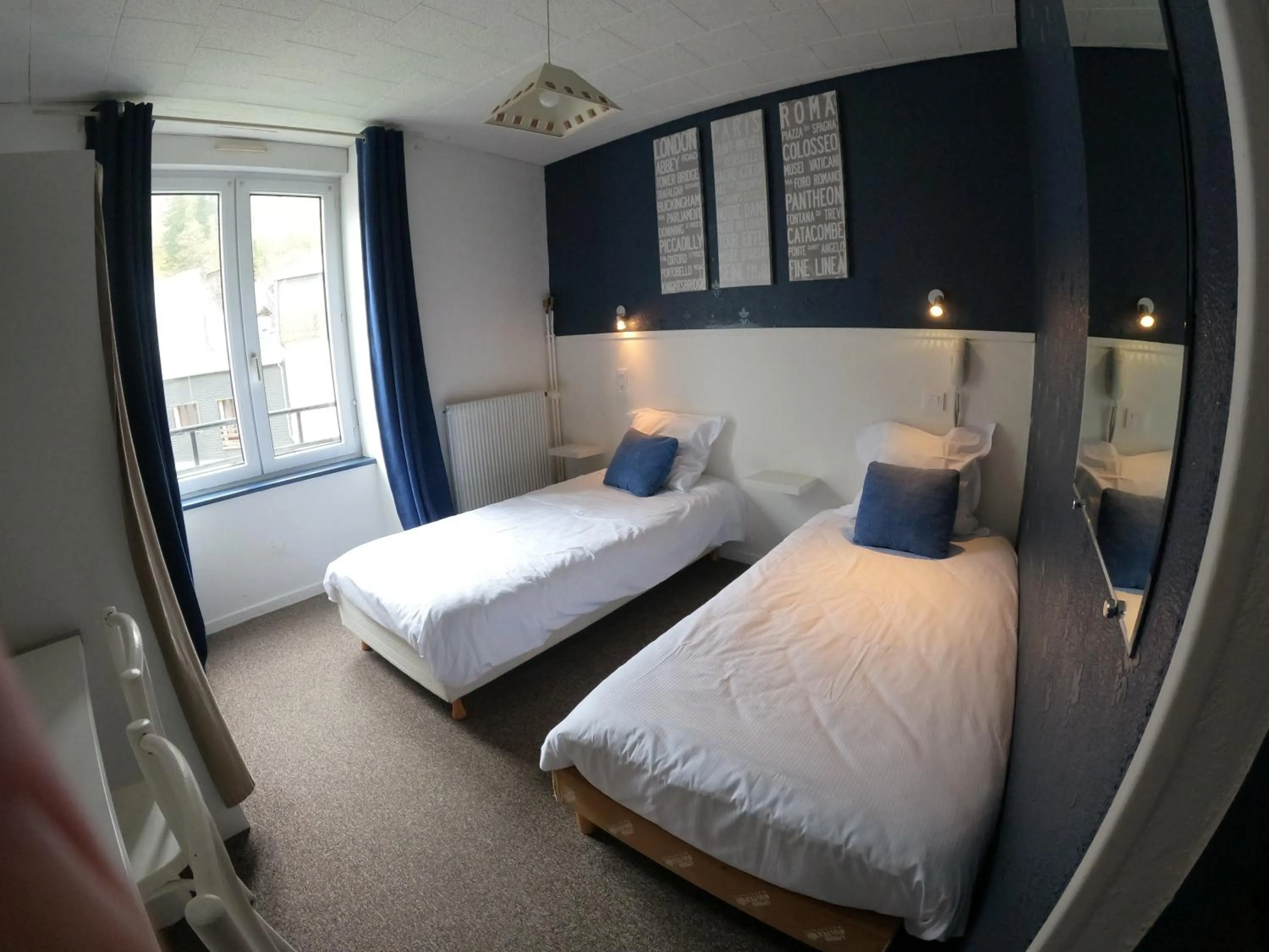 Bed in Hôtel de Londres