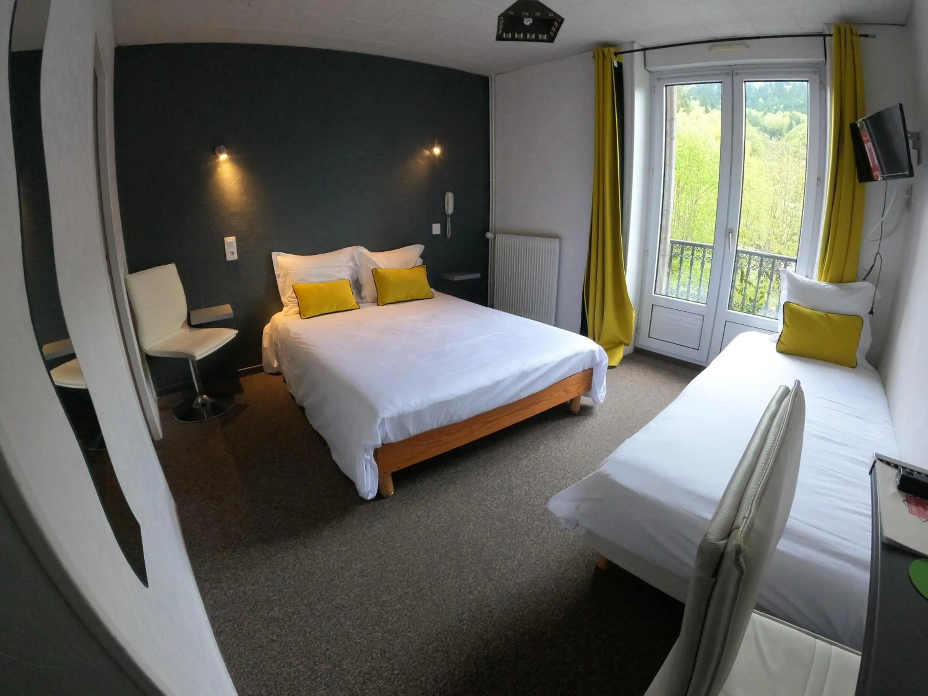 Photo of the whole room, Bed in Hôtel de Londres