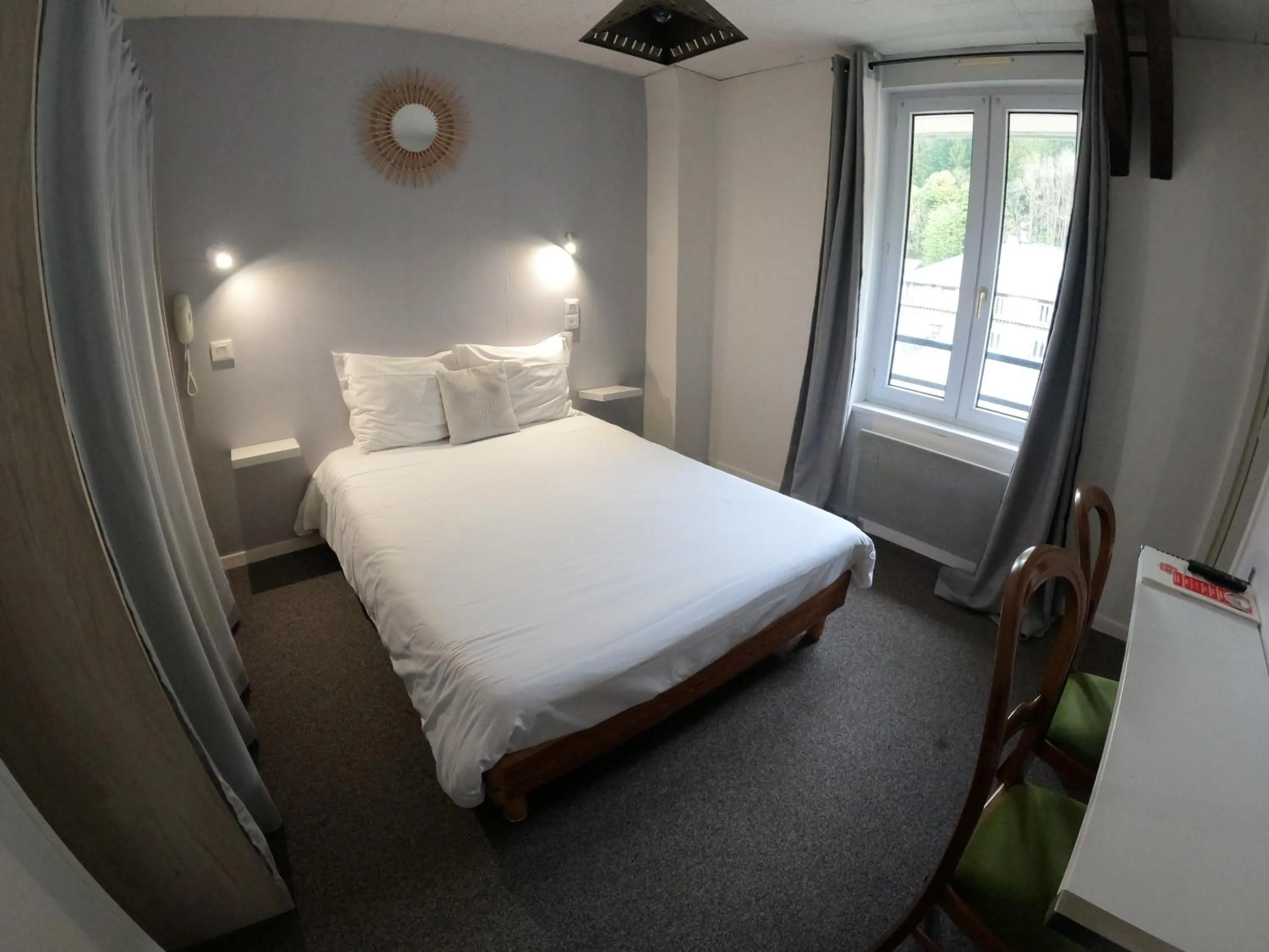 Bedroom, Bed in Hôtel de Londres