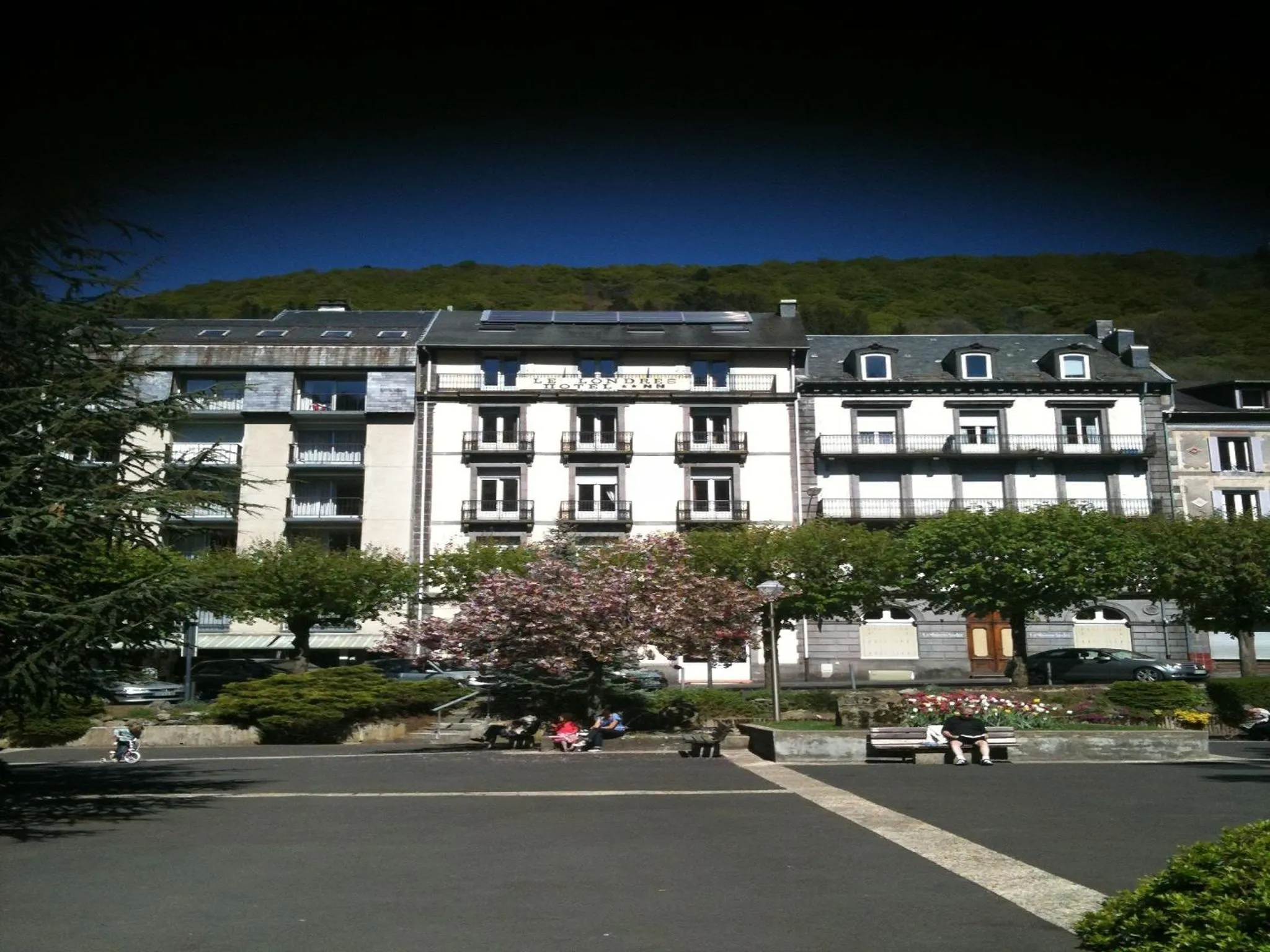 Property building in Hôtel de Londres