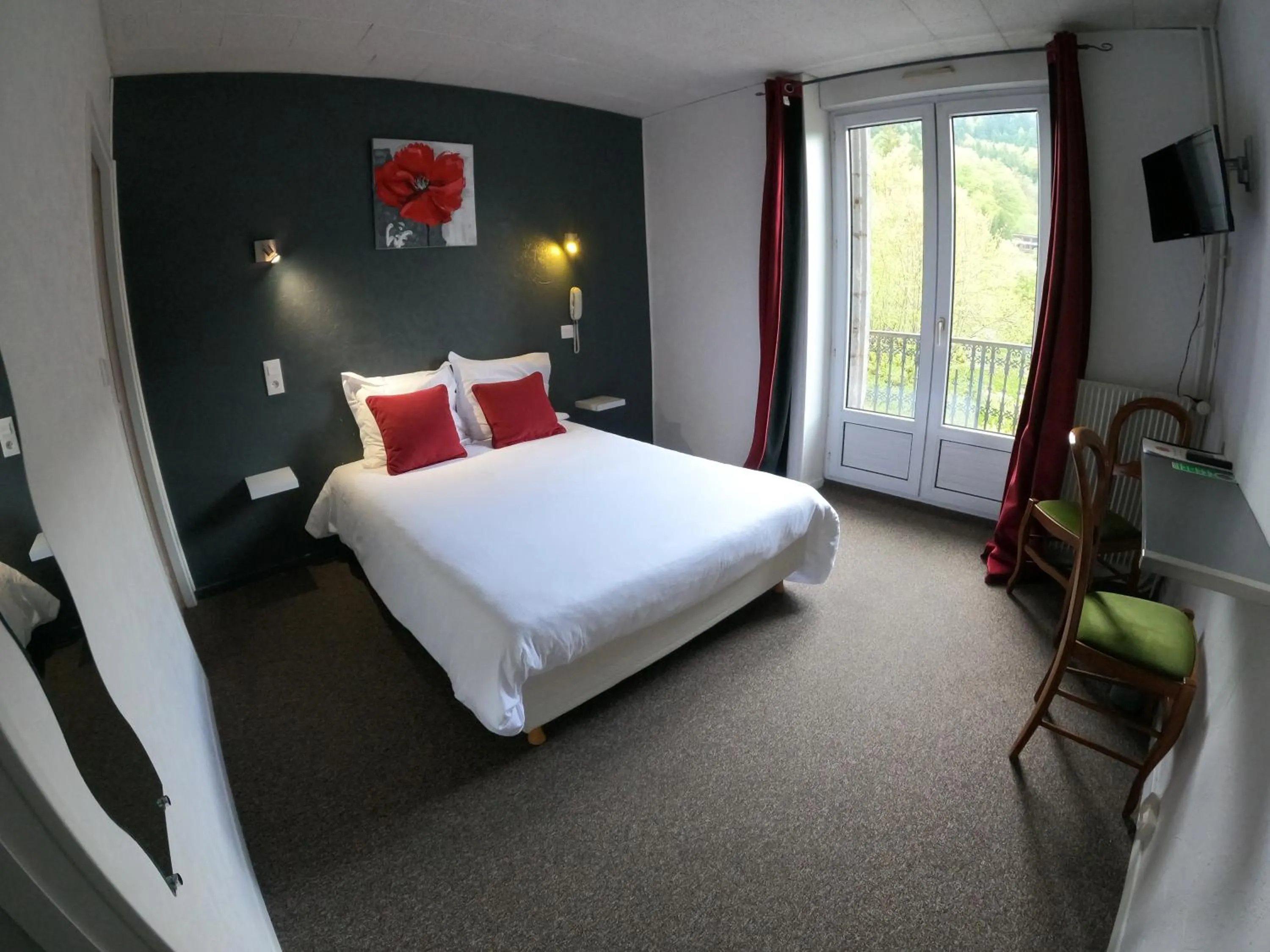 Photo of the whole room, Bed in Hôtel de Londres