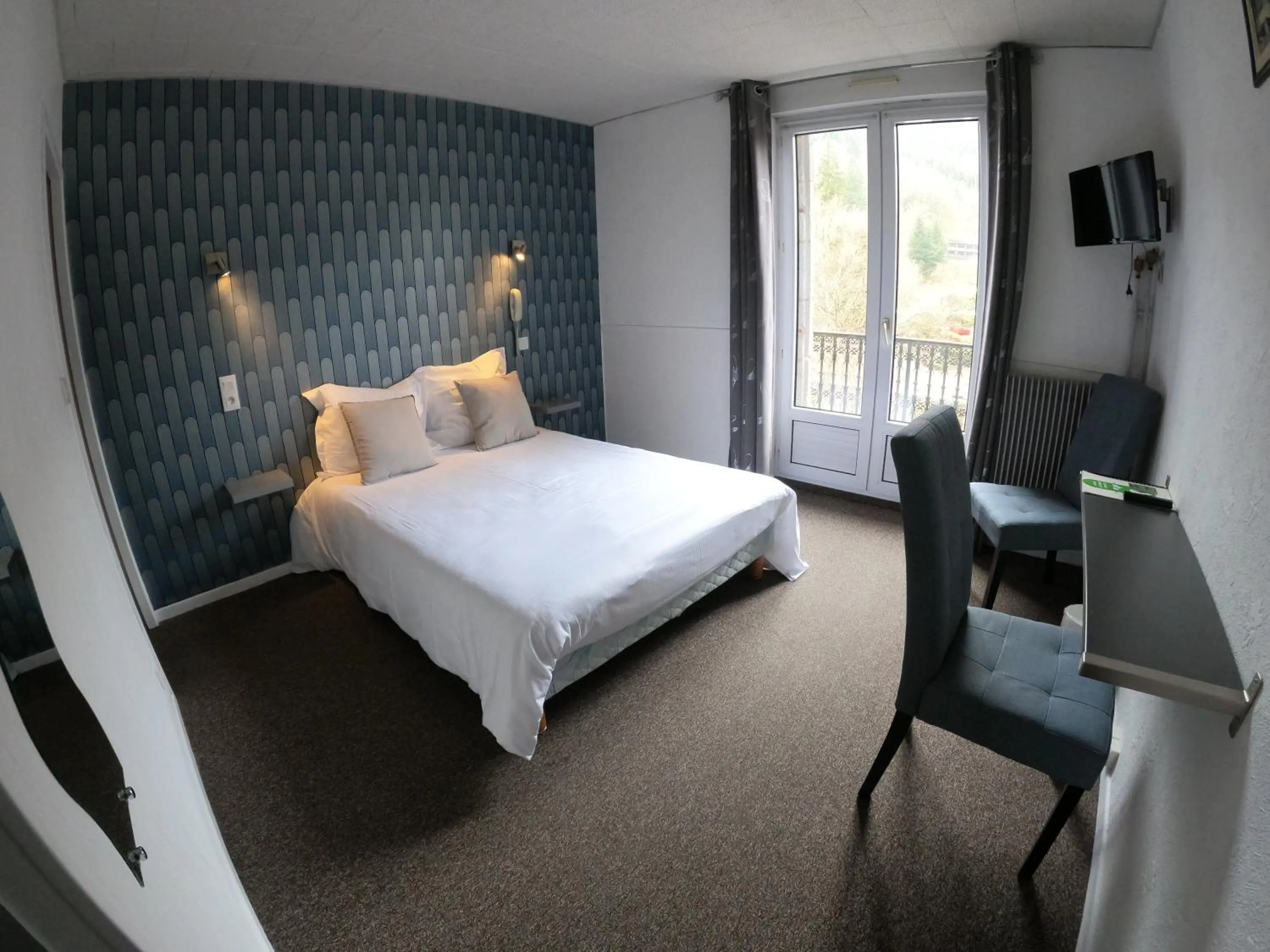 Photo of the whole room, Bed in Hôtel de Londres