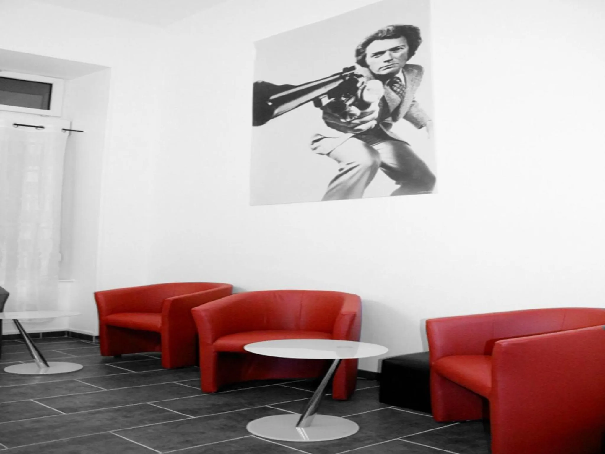 Communal lounge/ TV room in Hôtel de Londres