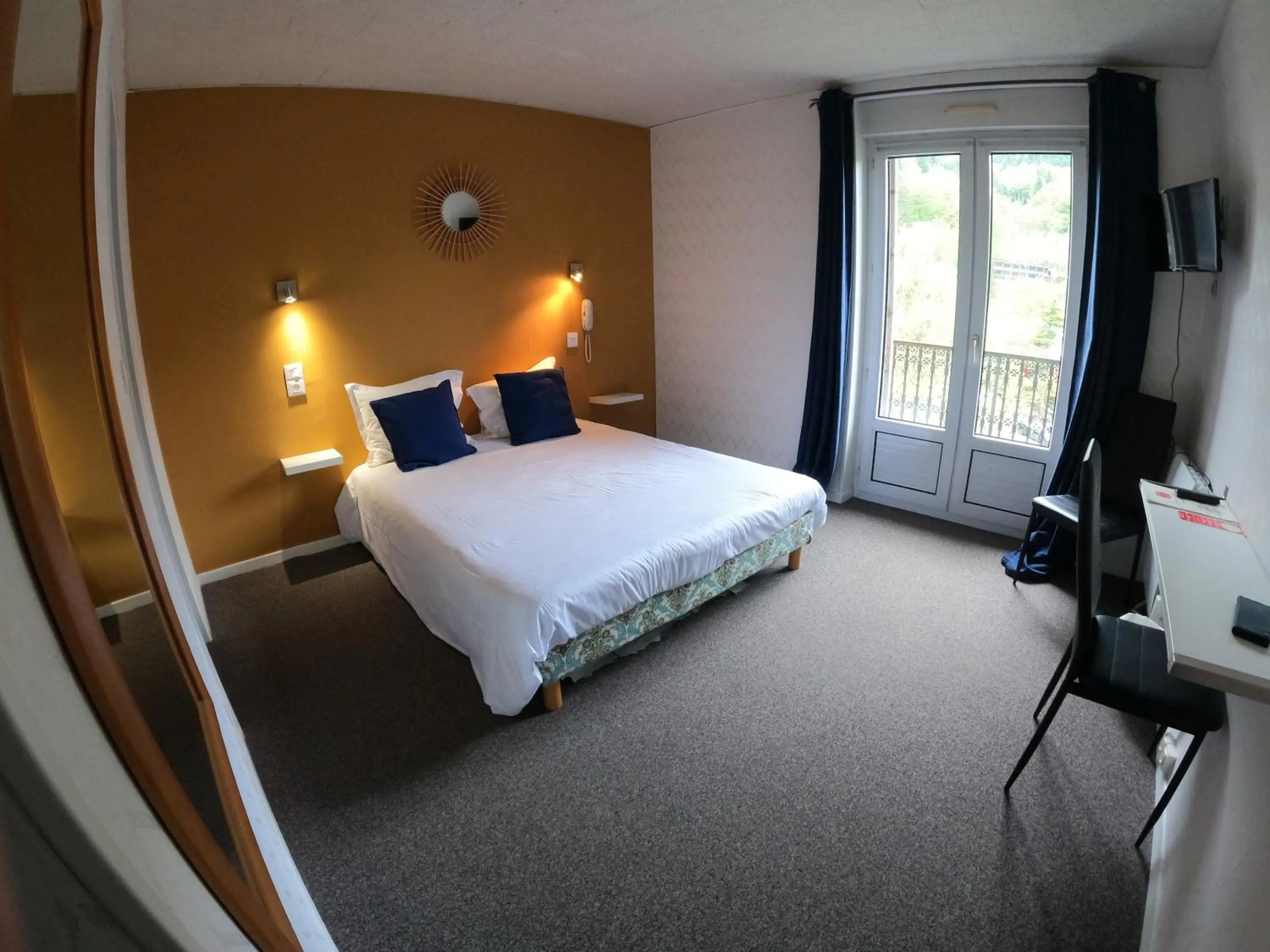 Bedroom, Bed in Hôtel de Londres