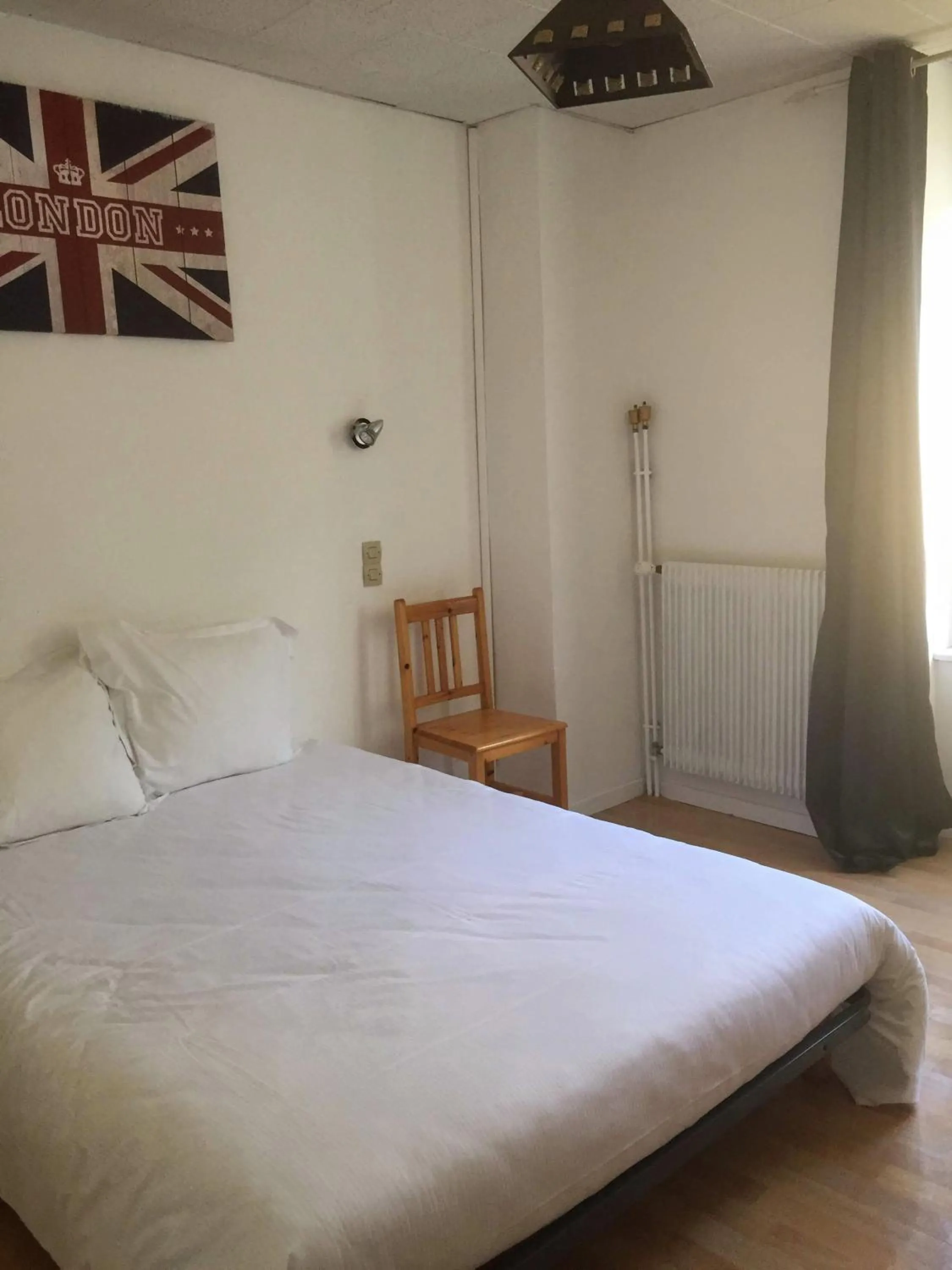 Bed in Hôtel de Londres