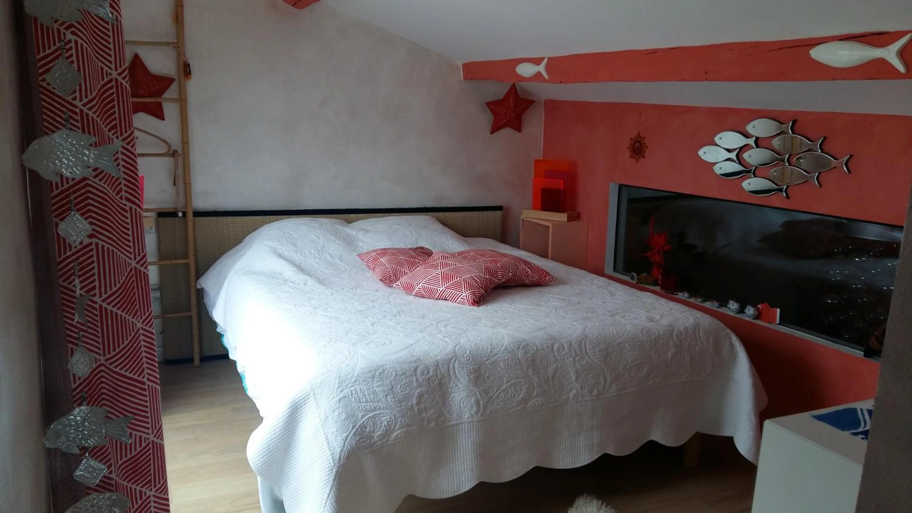 Decorative detail, Bed in LA CABANE D'ISA