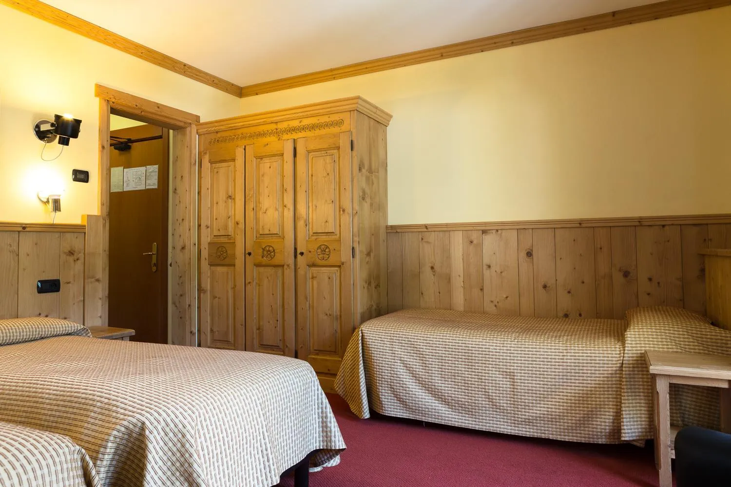 Bedroom, Bed in Hotel Crampon