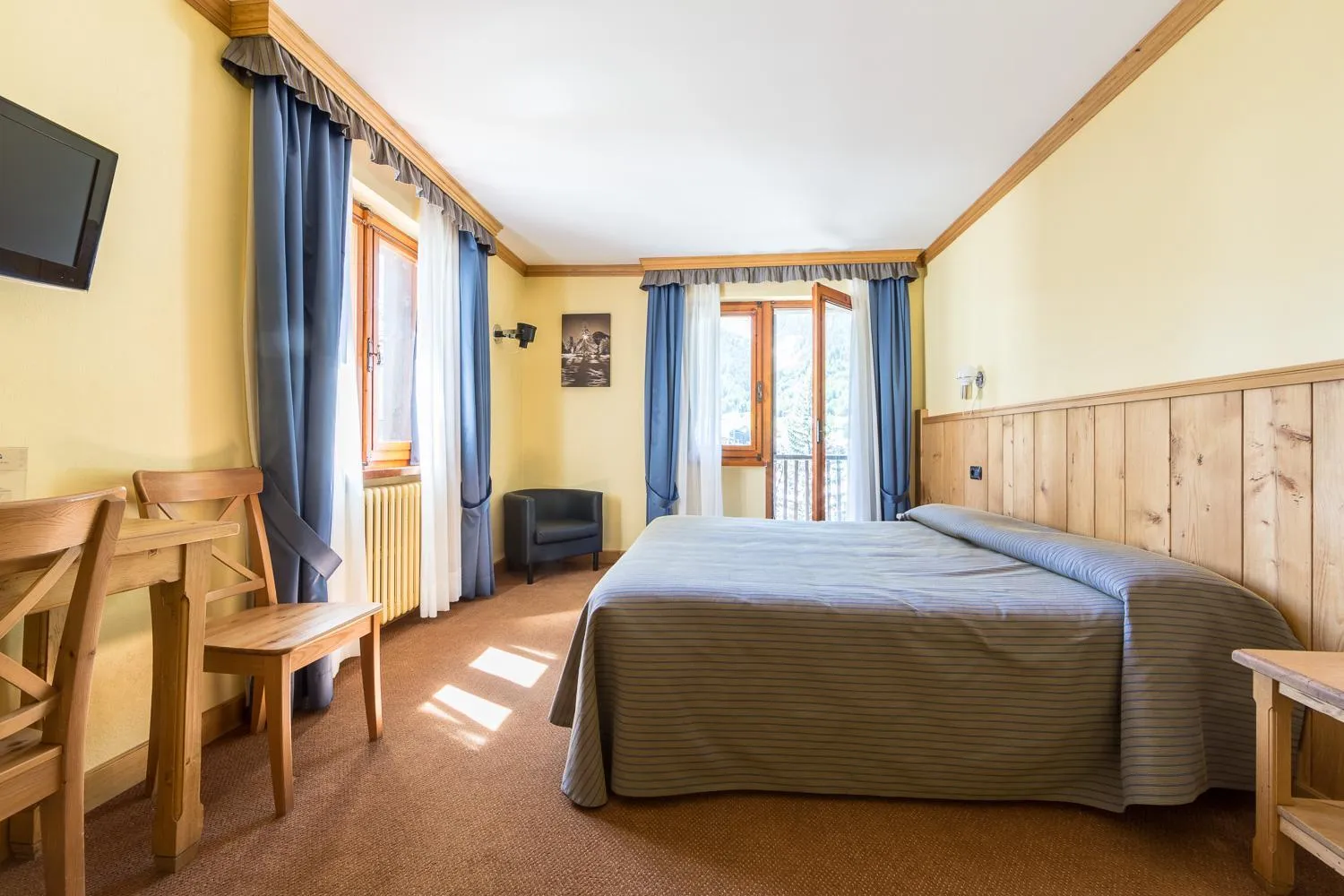 Bedroom, Bed in Hotel Crampon