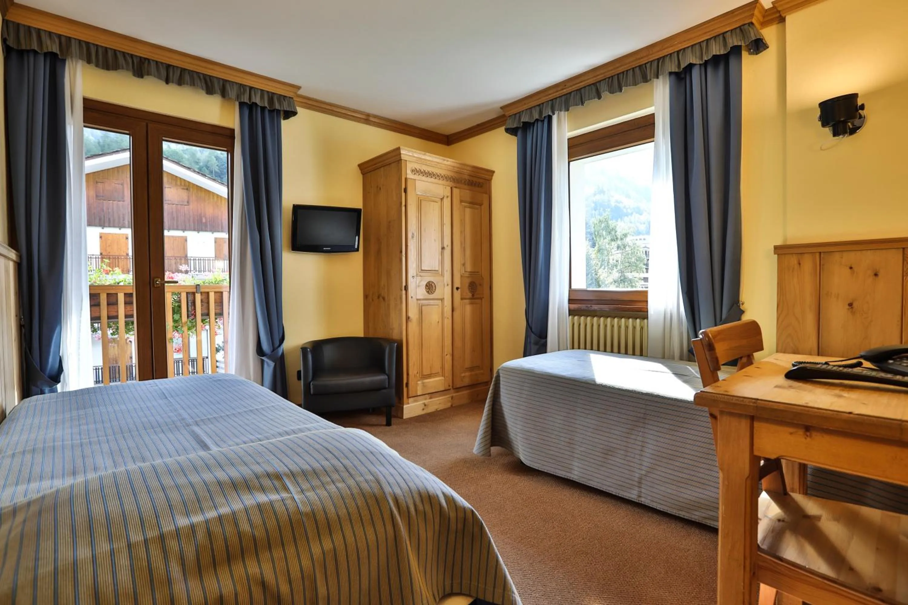 Bedroom, Bed in Hotel Crampon