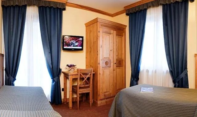 Bedroom, Bed in Hotel Crampon